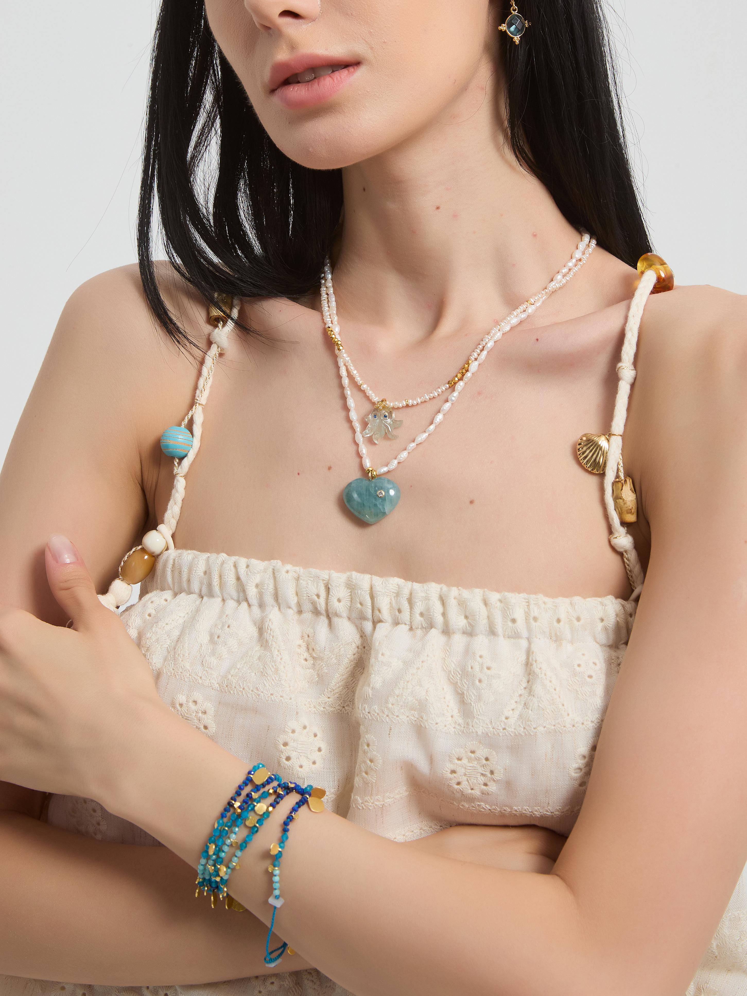 COEUR FLANNEUR Collier en perles avec pendentif cœur en aigue-marine