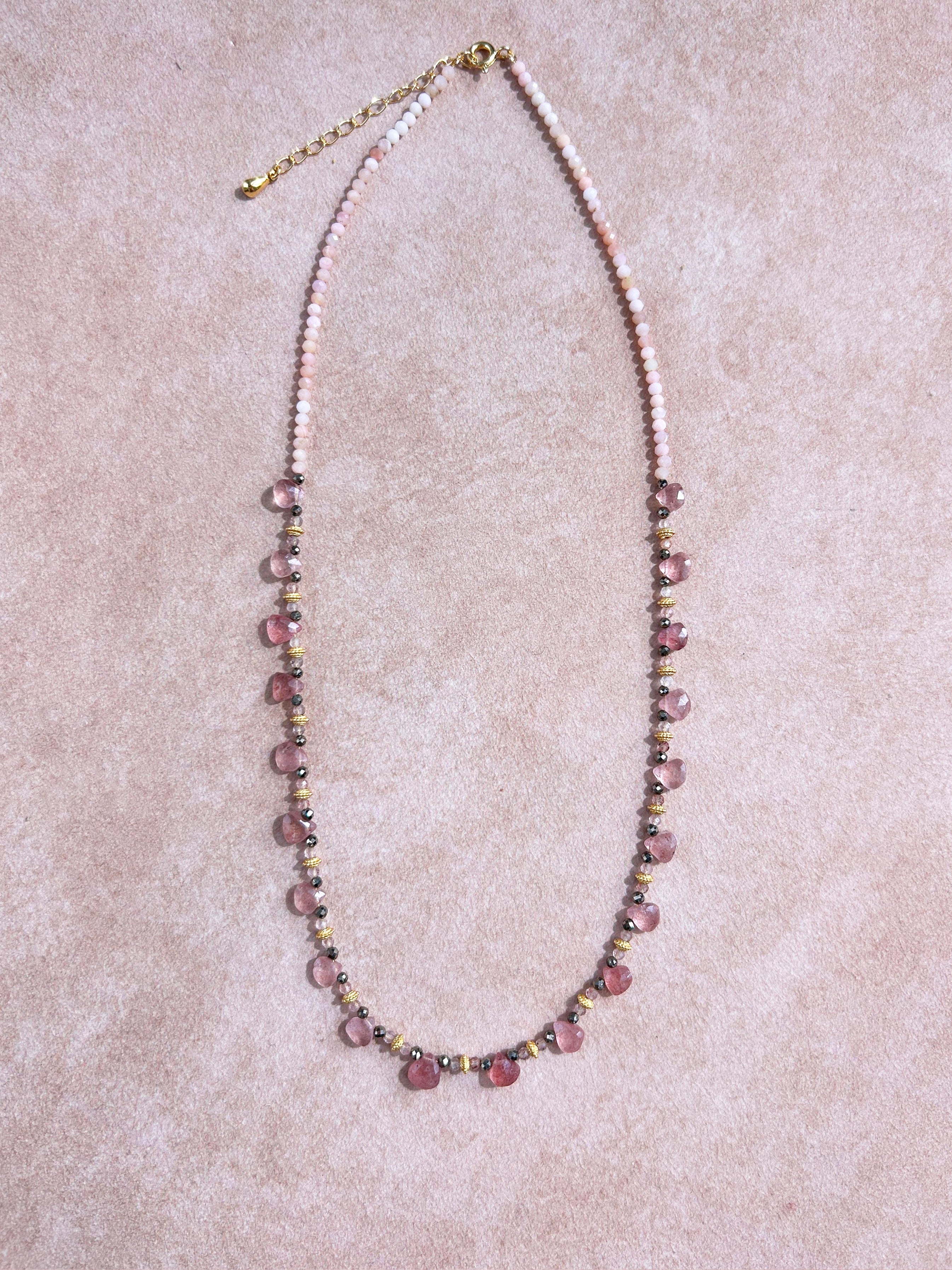 Collier en cristal de fraise goutte d'eau et opale