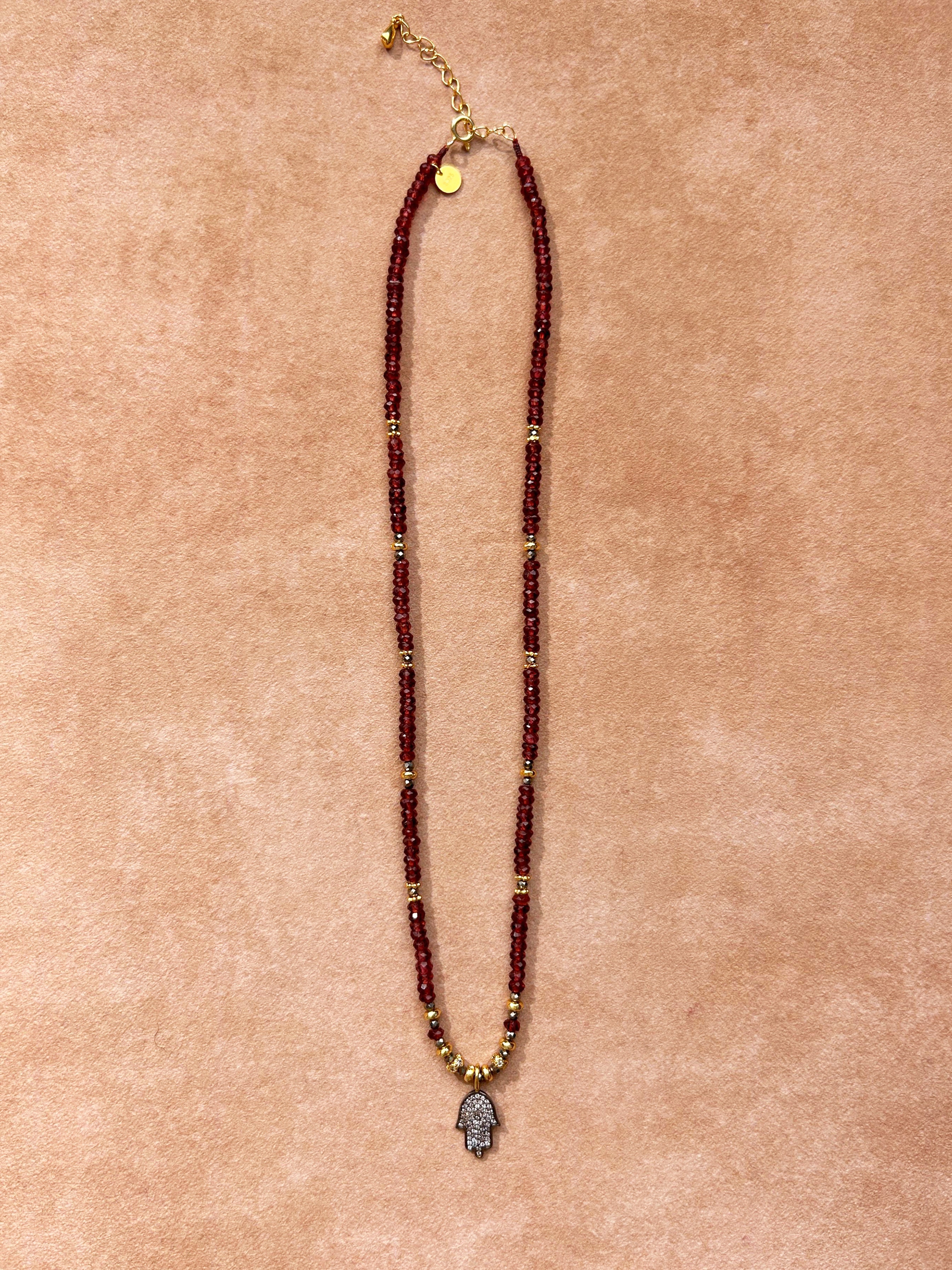 Collier pendentif Main protectrice en grenat et pyrite