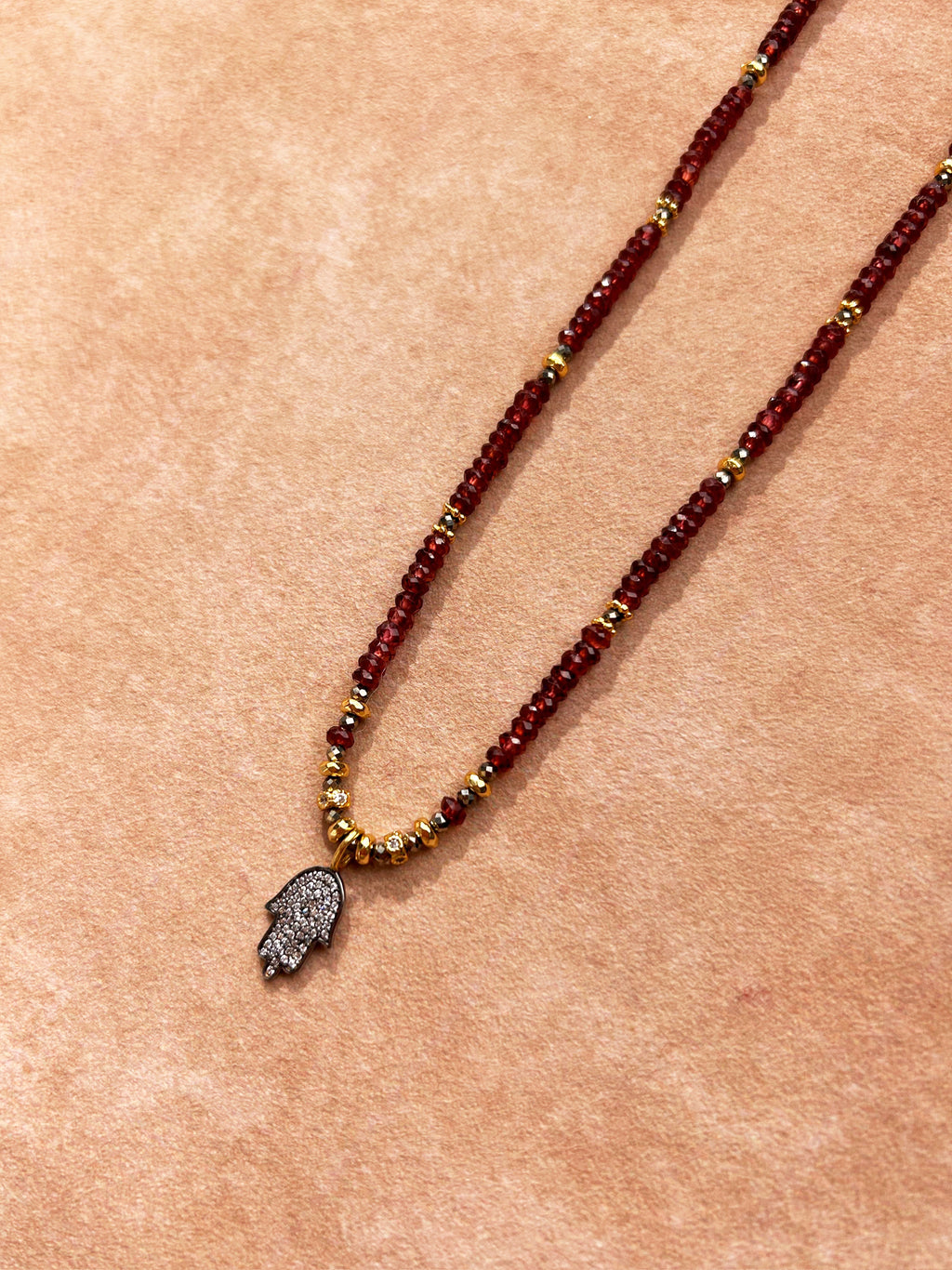 Collier pendentif Main protectrice en grenat et pyrite