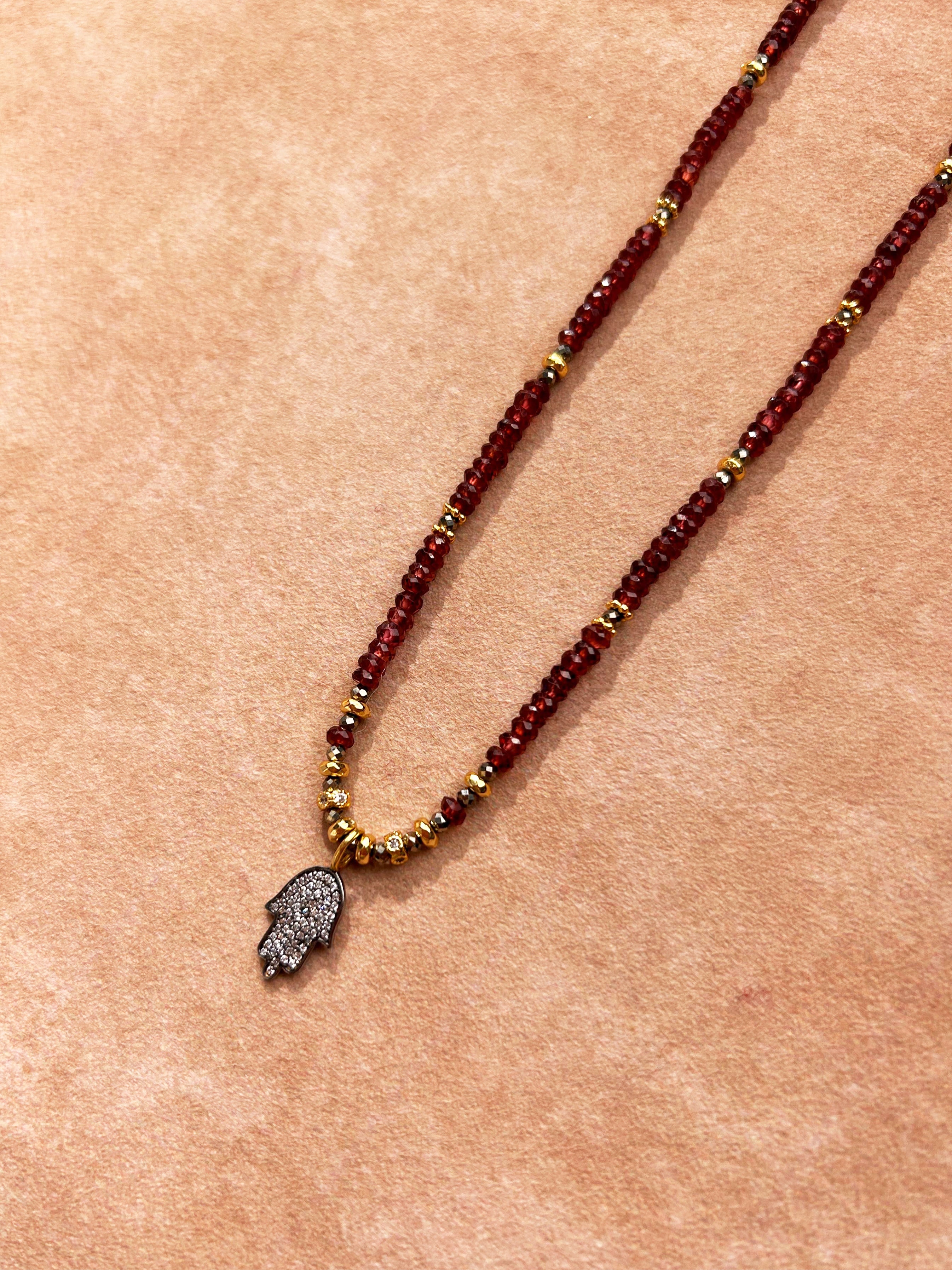 Collier pendentif Main protectrice en grenat et pyrite