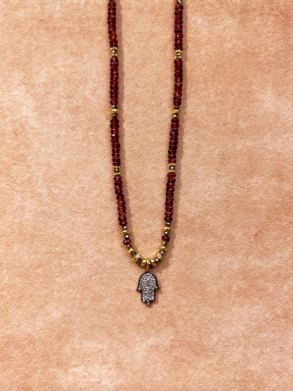 Collier pendentif Main protectrice en grenat et pyrite