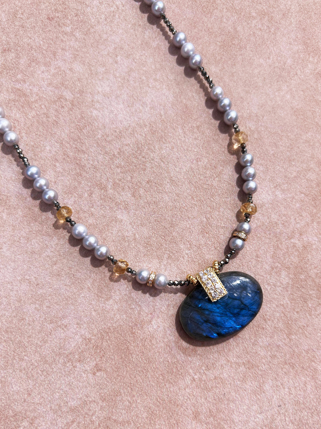 Collier avec pendentif en labradorite, perle et pyrite