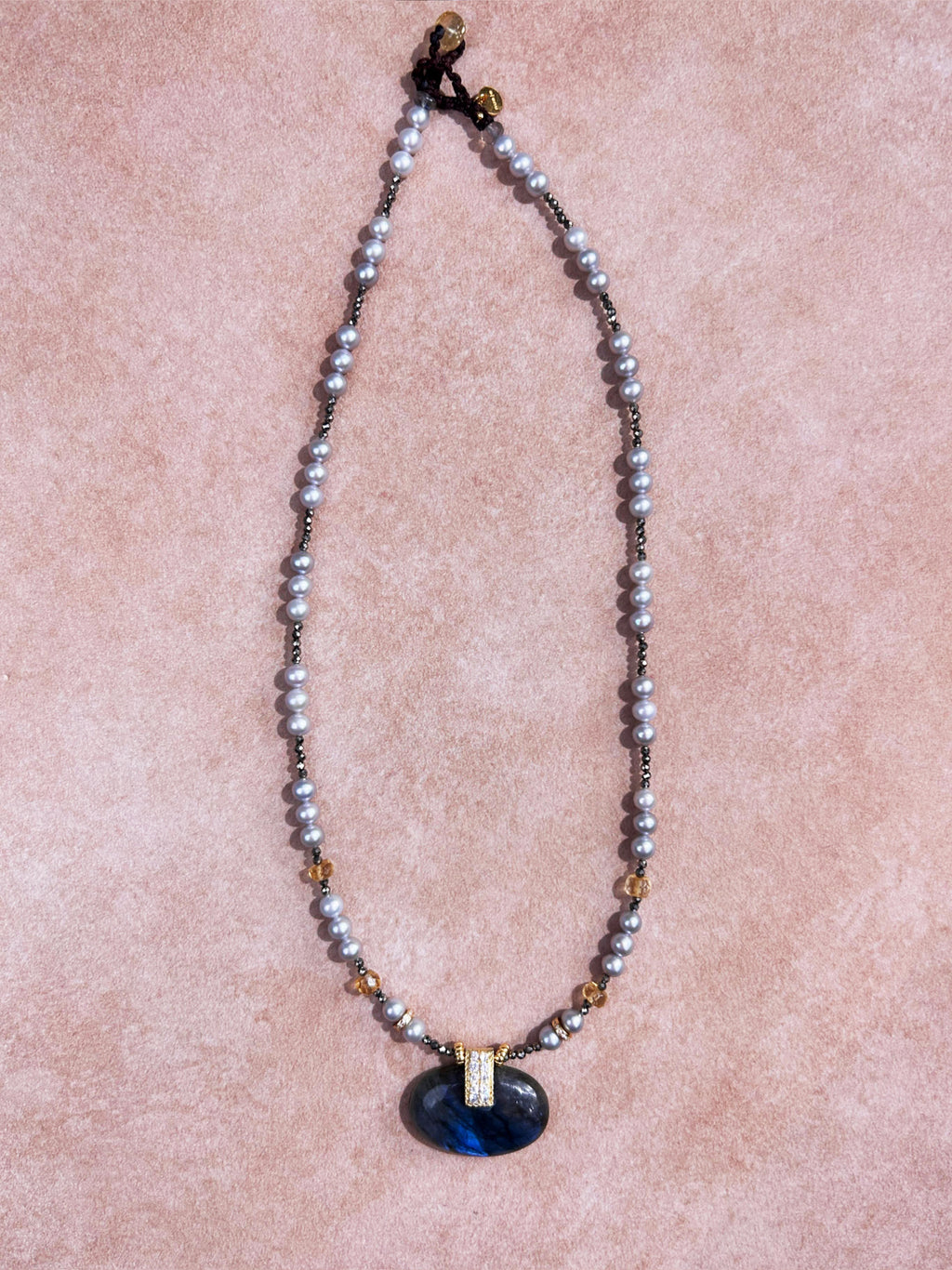 Collier avec pendentif en labradorite, perle et pyrite