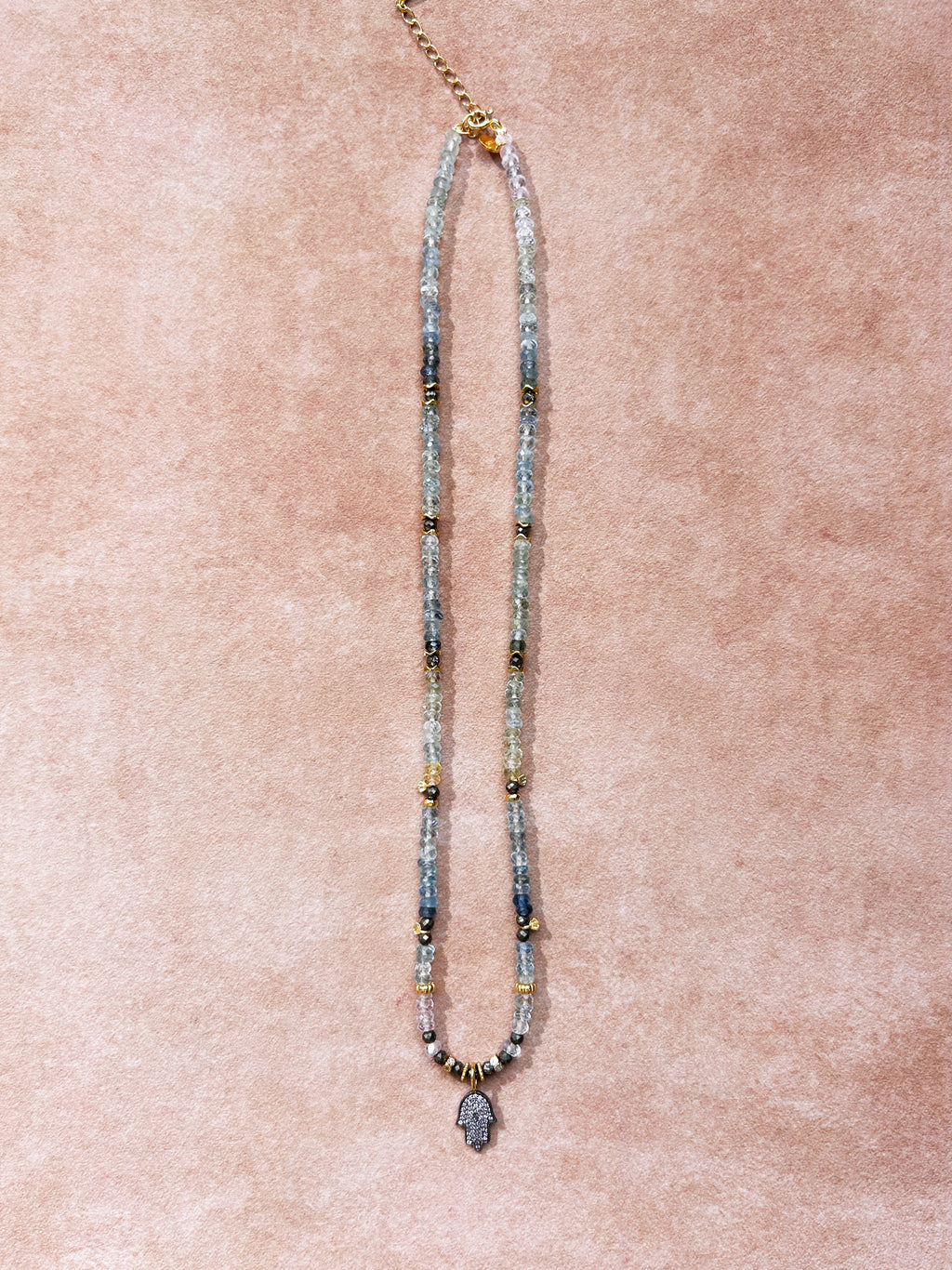 Collier pendentif Main protectrice en aigue-marine et pyrite