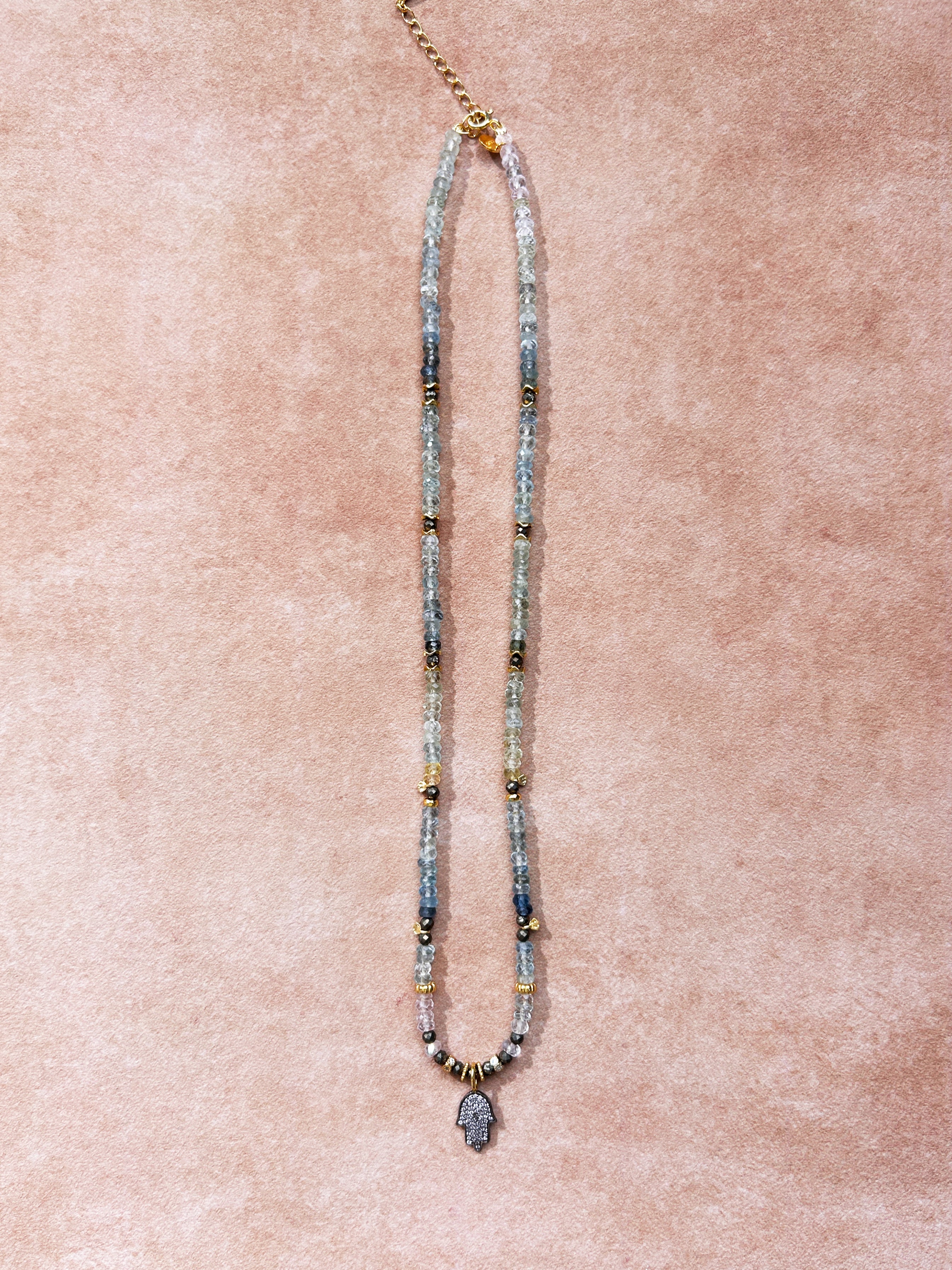 Collier pendentif Main protectrice en aigue-marine et pyrite