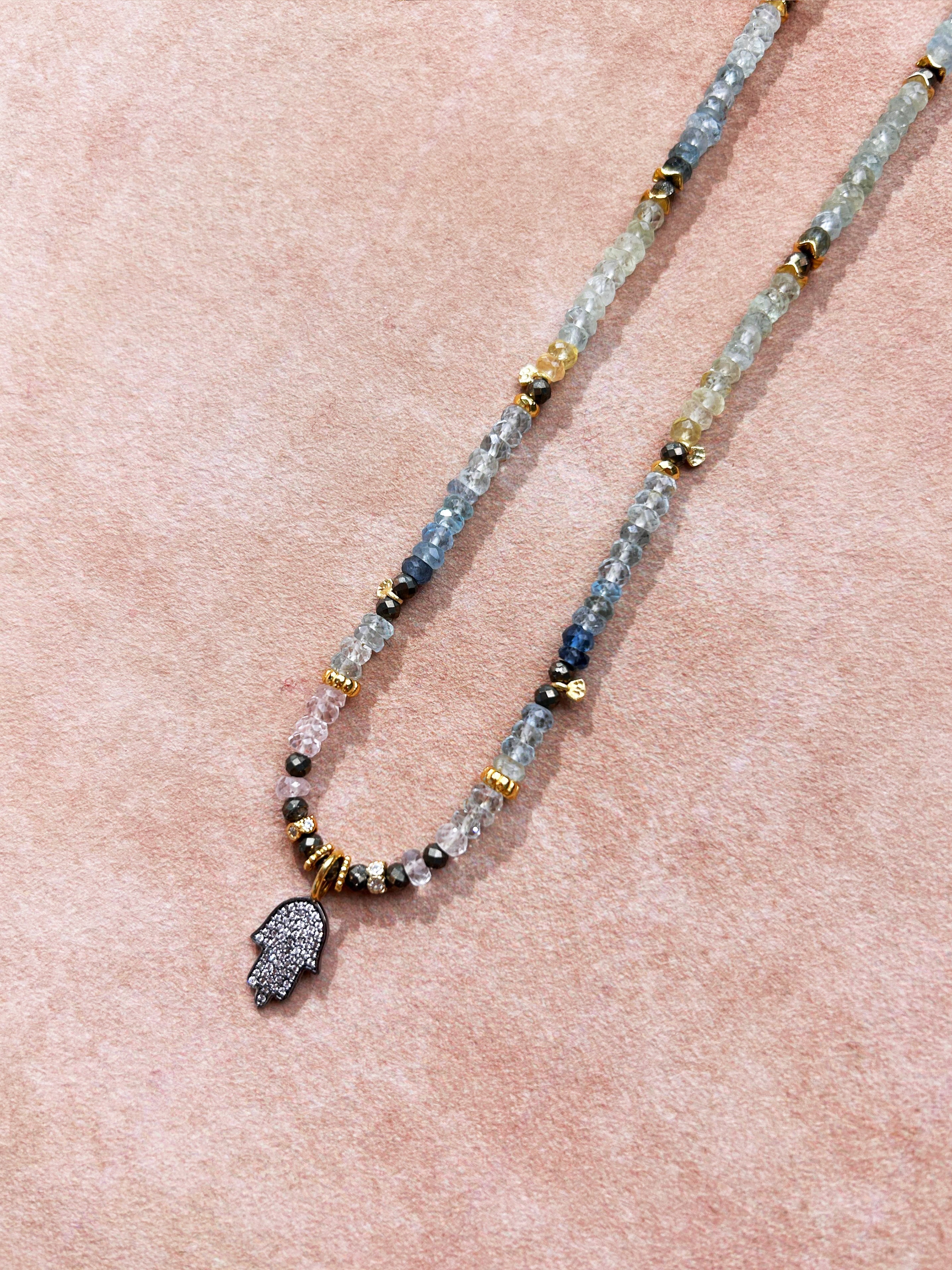 Collier pendentif Main protectrice en aigue-marine et pyrite