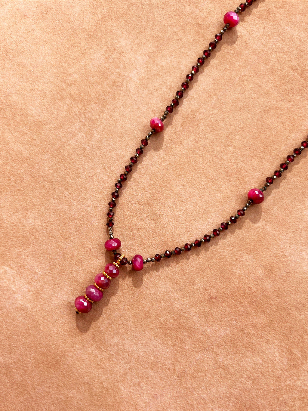 Collier en grenat, pyrite et pierre de lune rose