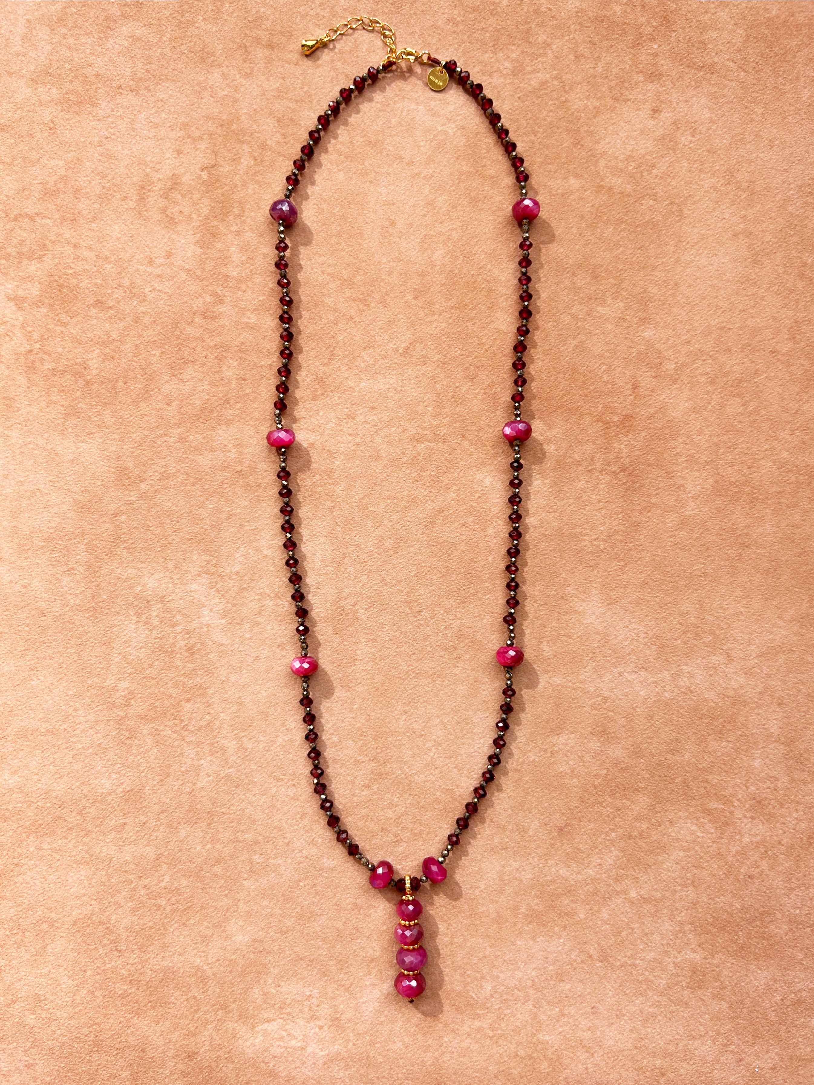 Collier en grenat, pyrite et pierre de lune rose