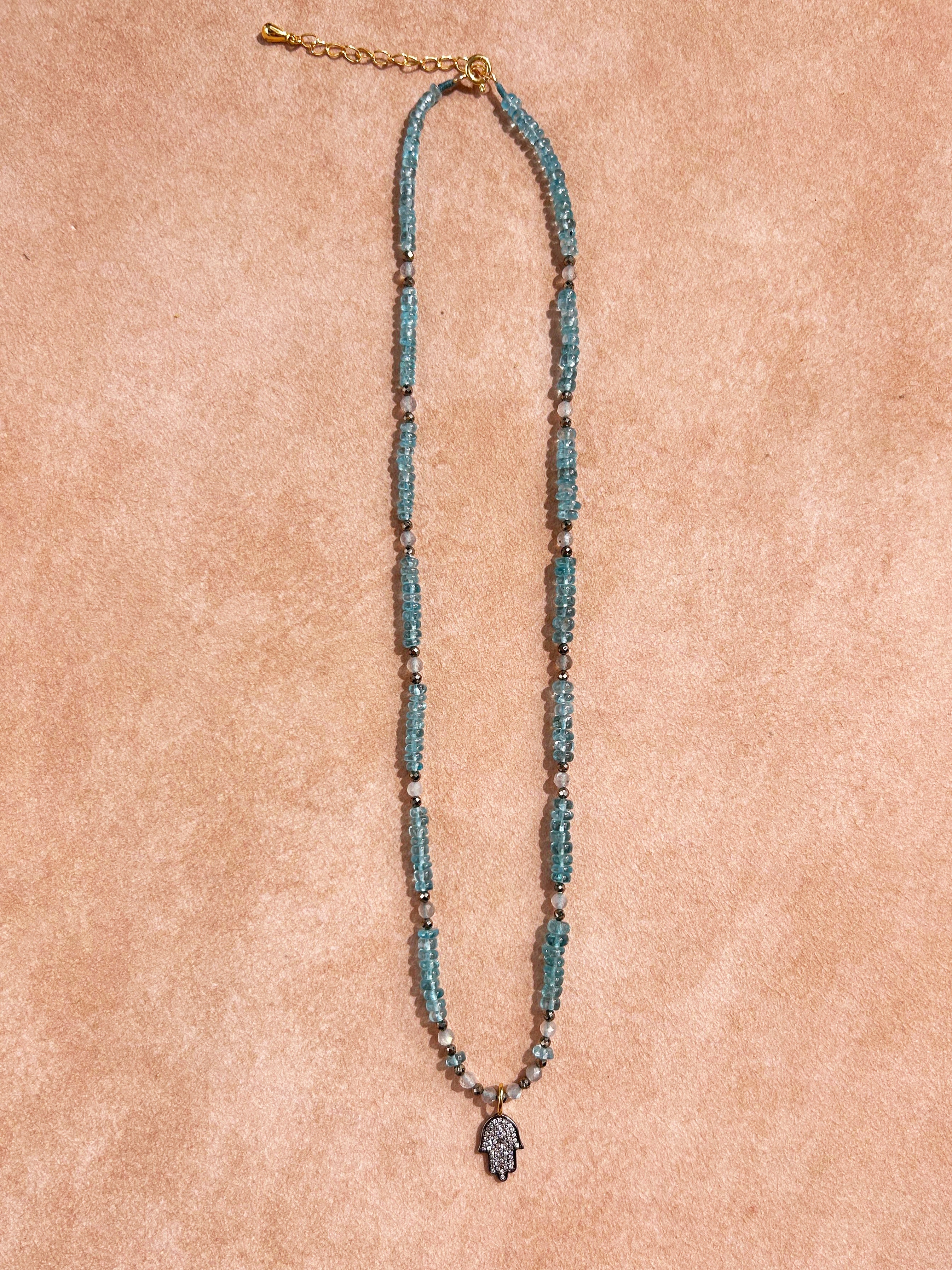 Collier pendentif Main protectrice en phosphosidérite et pyrite