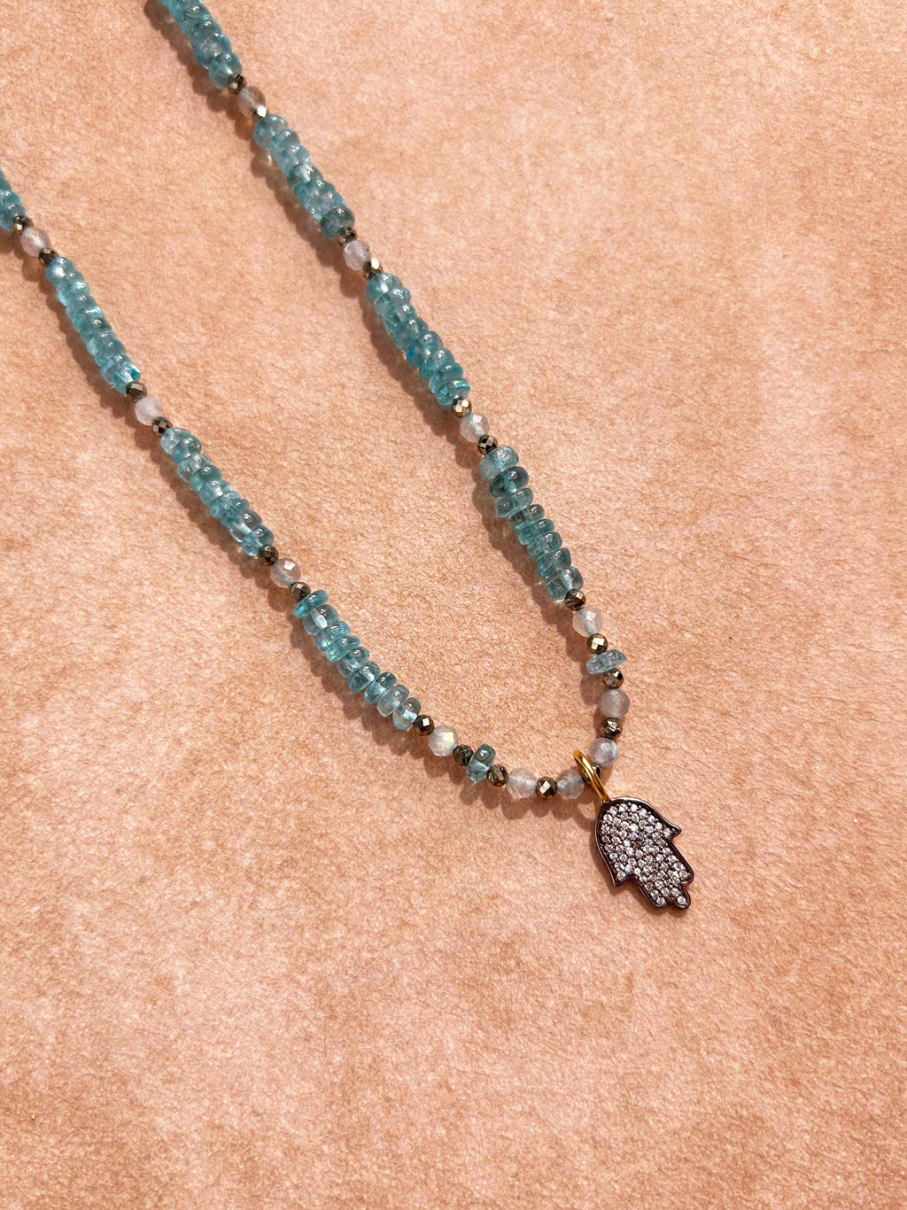 Collier pendentif Main protectrice en phosphosidérite et pyrite