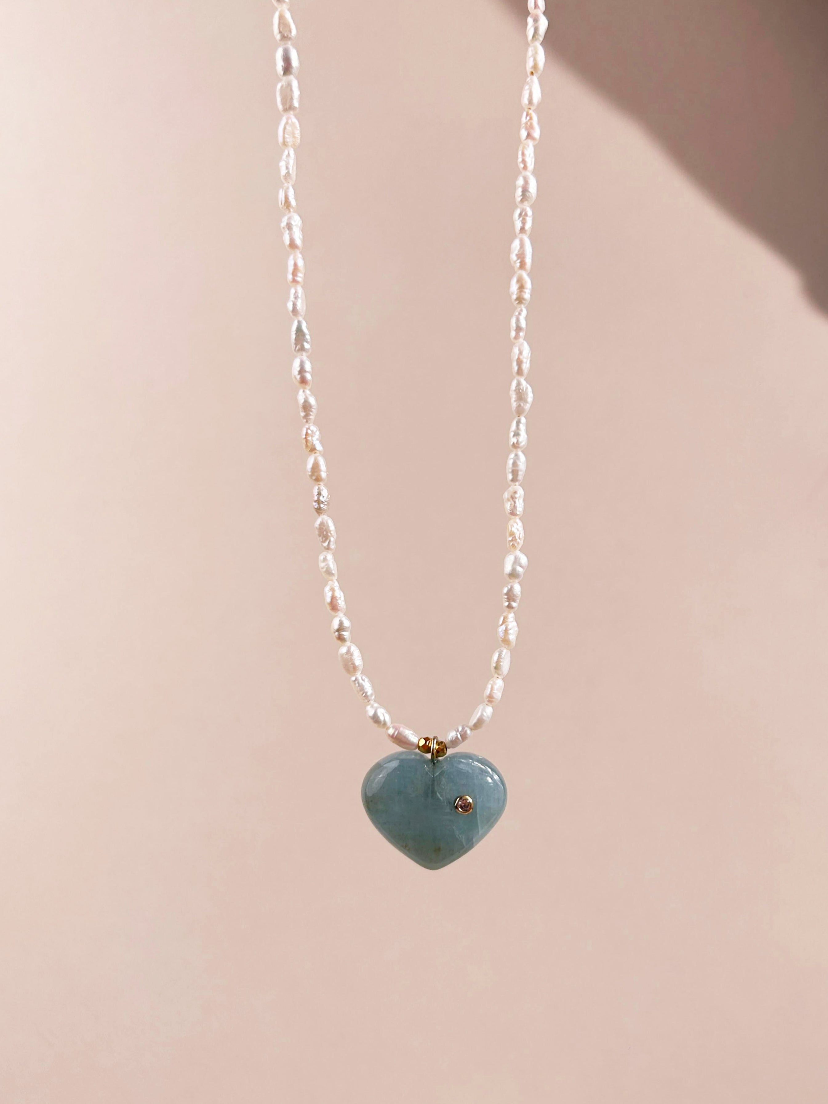 COEUR FLANNEUR Collier en perles avec pendentif cœur en aigue-marine