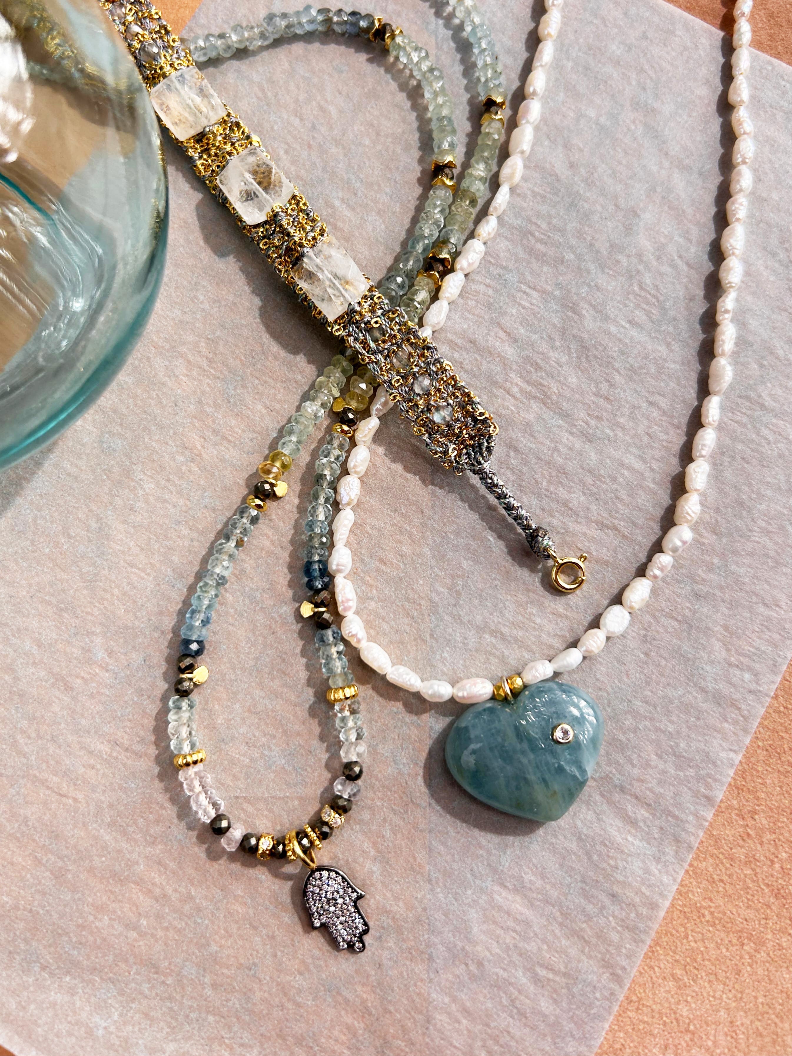 COEUR FLANNEUR Collier en perles avec pendentif cœur en aigue-marine