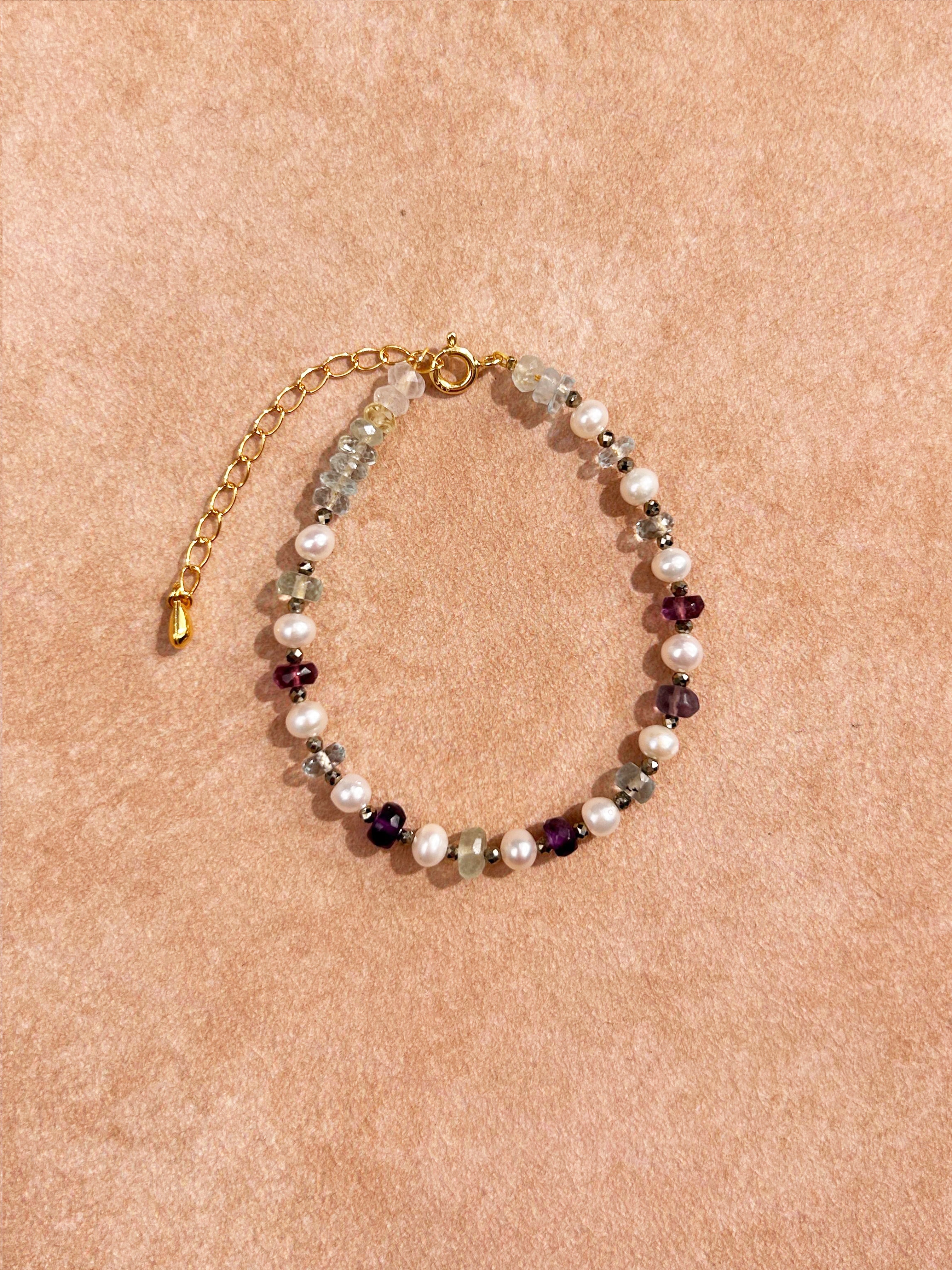 Bracelet en fluorite, topaze bleue, perle et pyrite