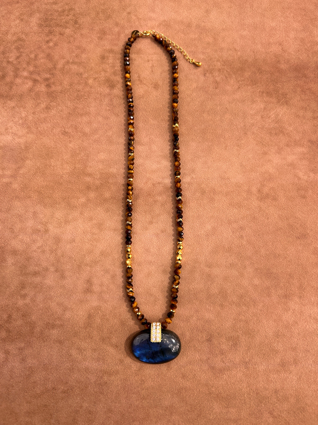 VÉNUS Collier en pierre œil de tigre avec pendentif en feldspath