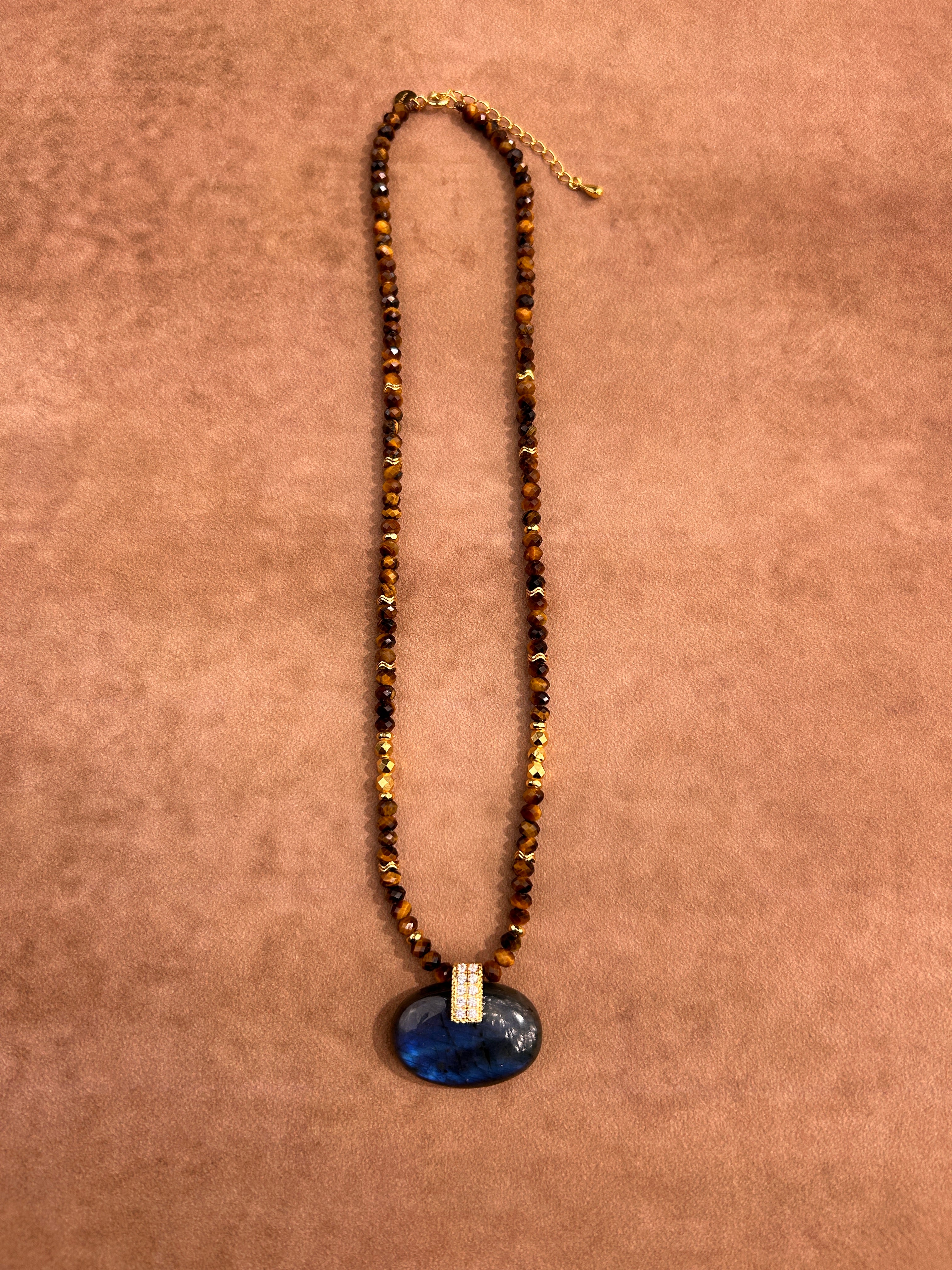 VÉNUS Collier en pierre œil de tigre avec pendentif en feldspath