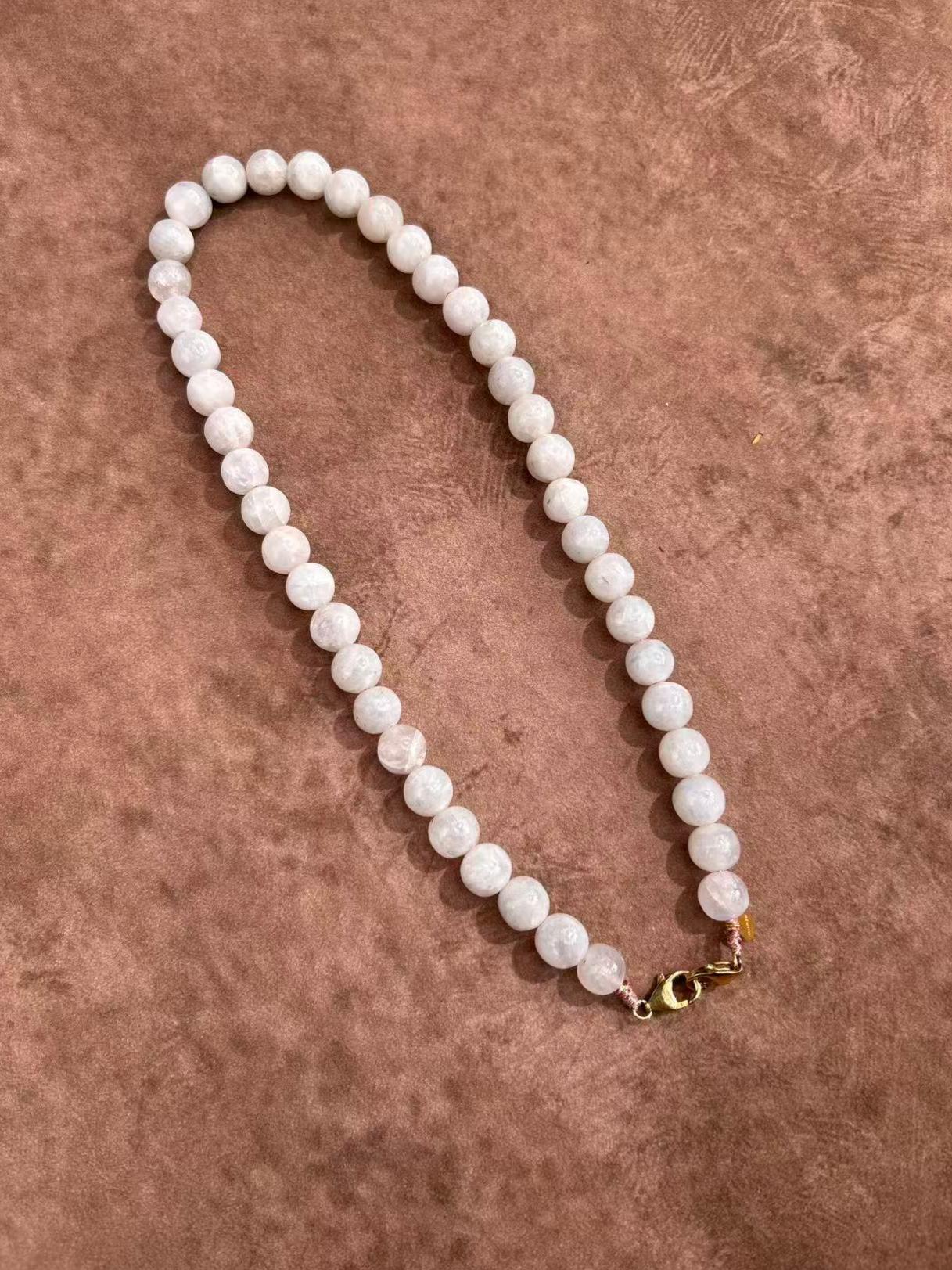 Collier simple en pierre de lune blanche