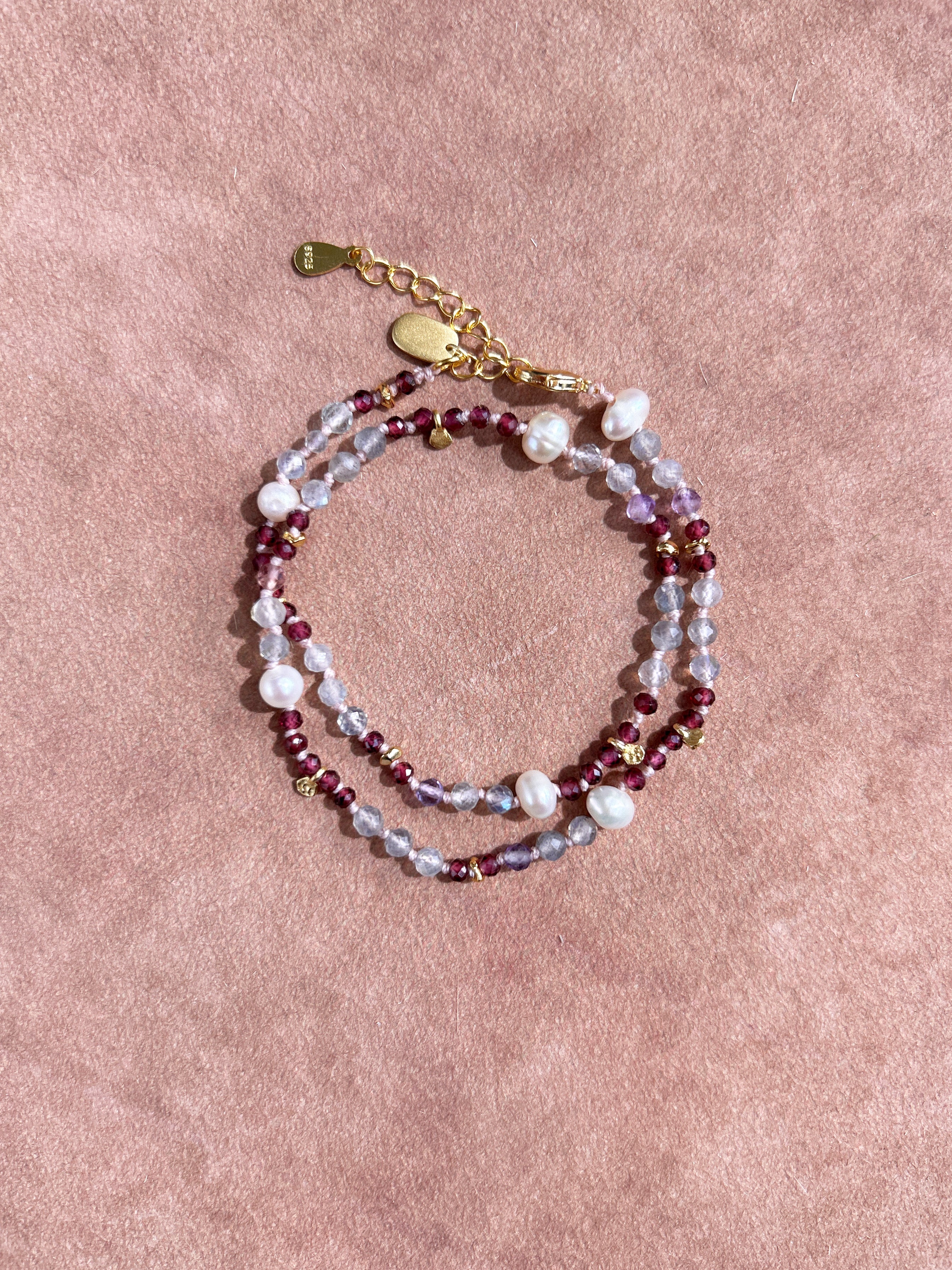 Bracelet double rangé tressé en pierre de grenat, labradorite et perles