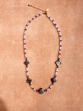Collier en pierre de labradorite et quartz blanc avec motif trèfle à quatre feuilles