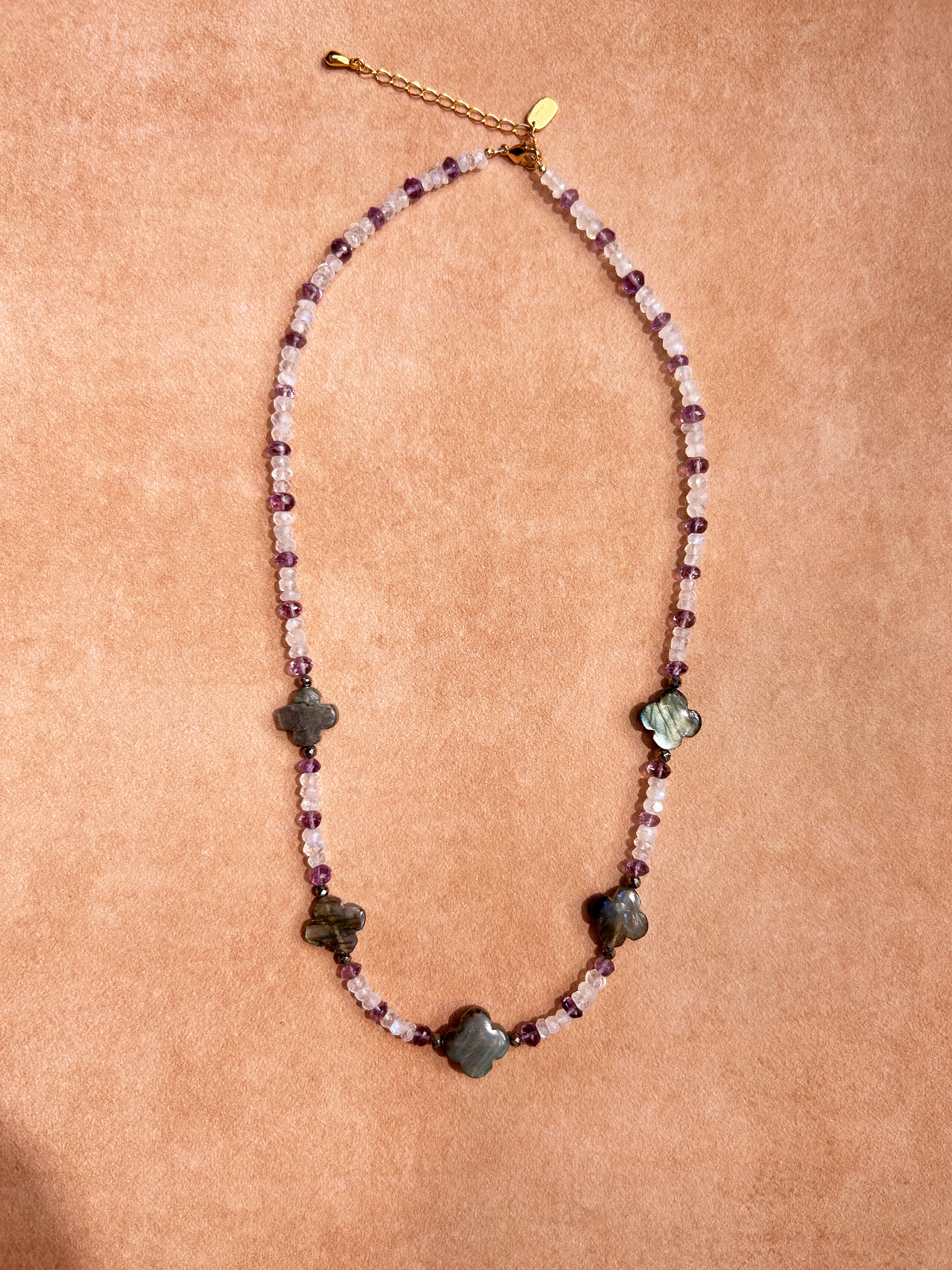 Collier en pierre de labradorite et quartz blanc avec motif trèfle à quatre feuilles