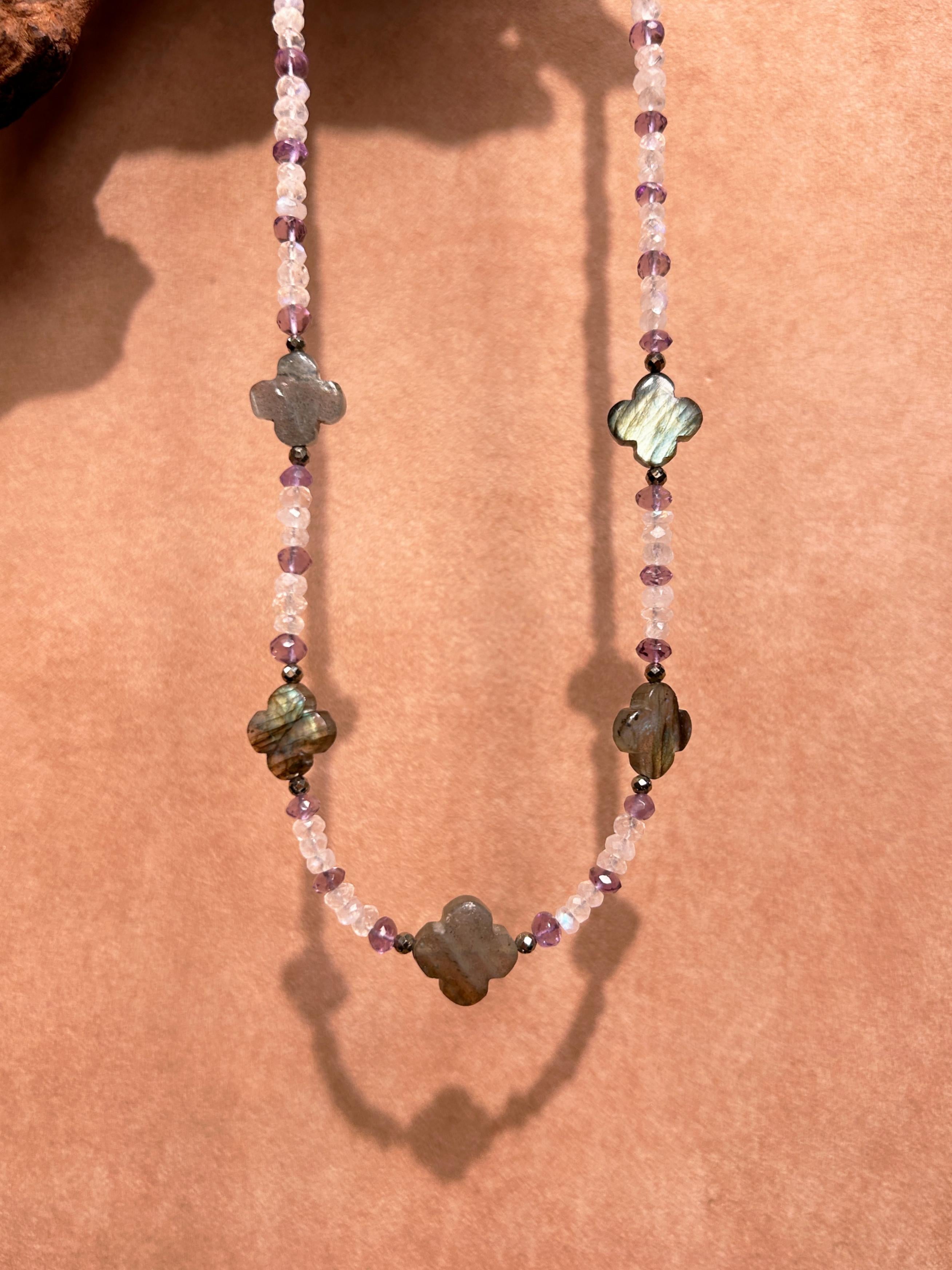 Collier en pierre de labradorite et quartz blanc avec motif trèfle à quatre feuilles