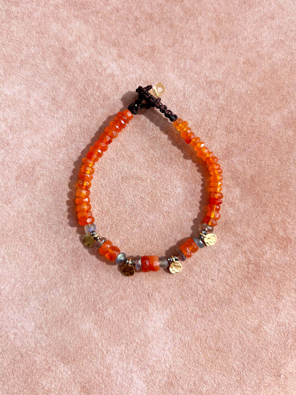 Bracelet en or martelé avec agate orange, cristal fumé et pyrite