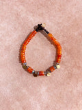 Bracelet en or martelé avec agate orange, cristal fumé et pyrite