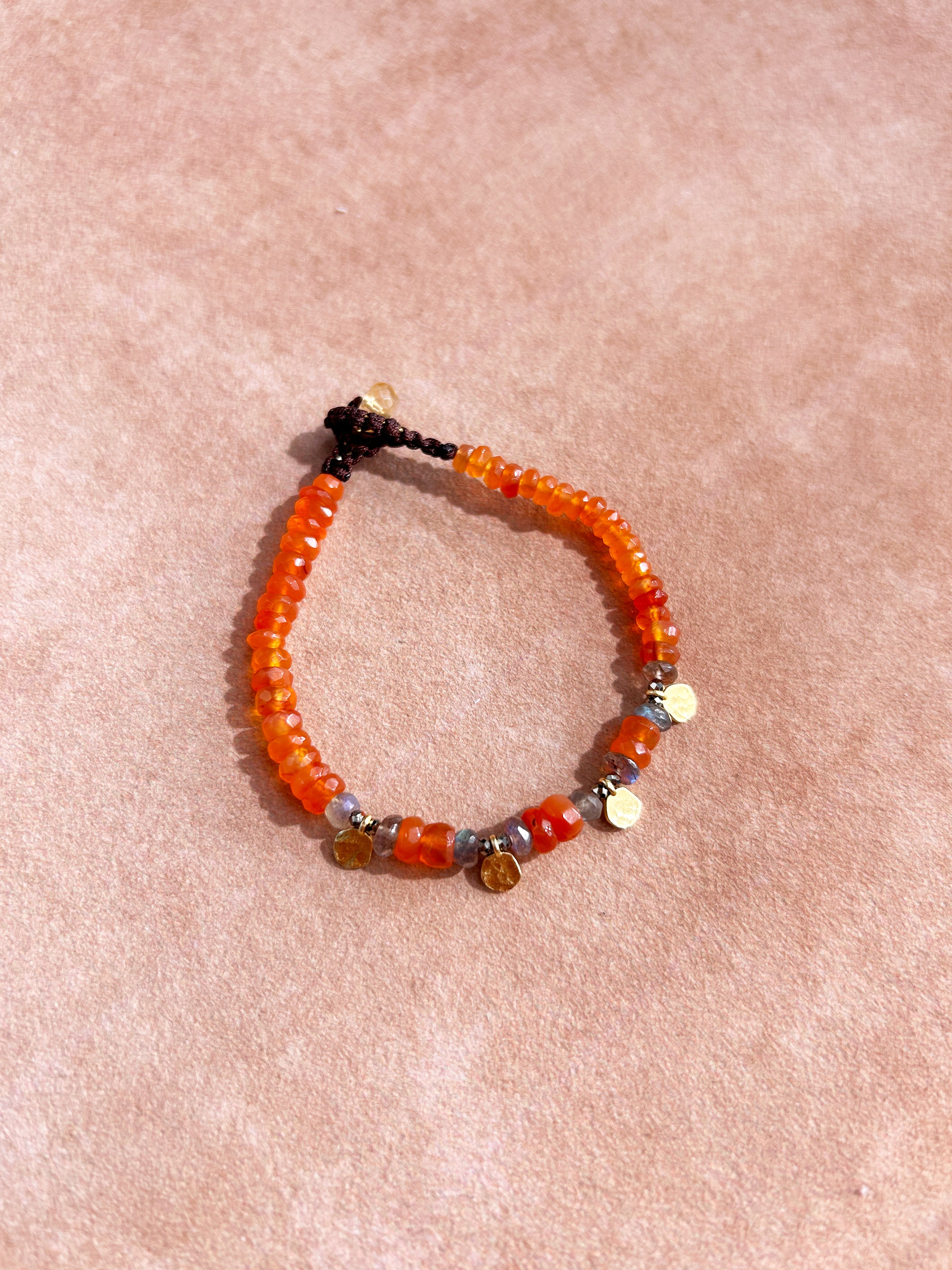 Bracelet en or martelé avec agate orange, cristal fumé et pyrite