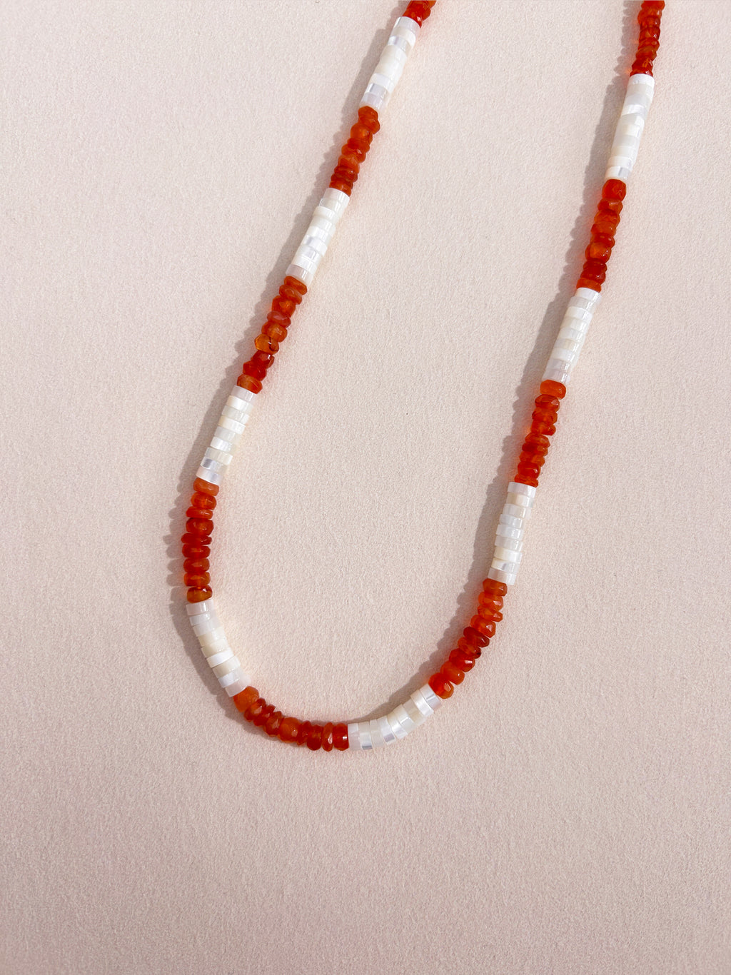 Collier en agate orange et en nacre