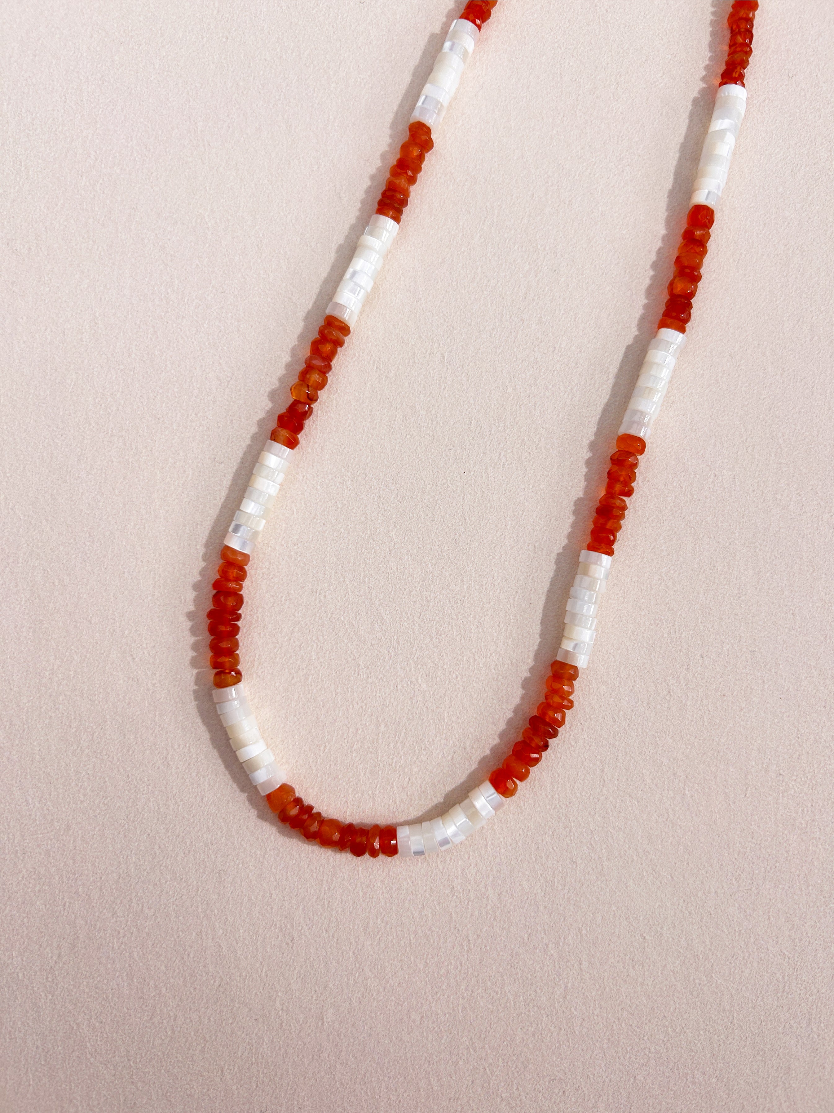 Collier en agate orange et en nacre