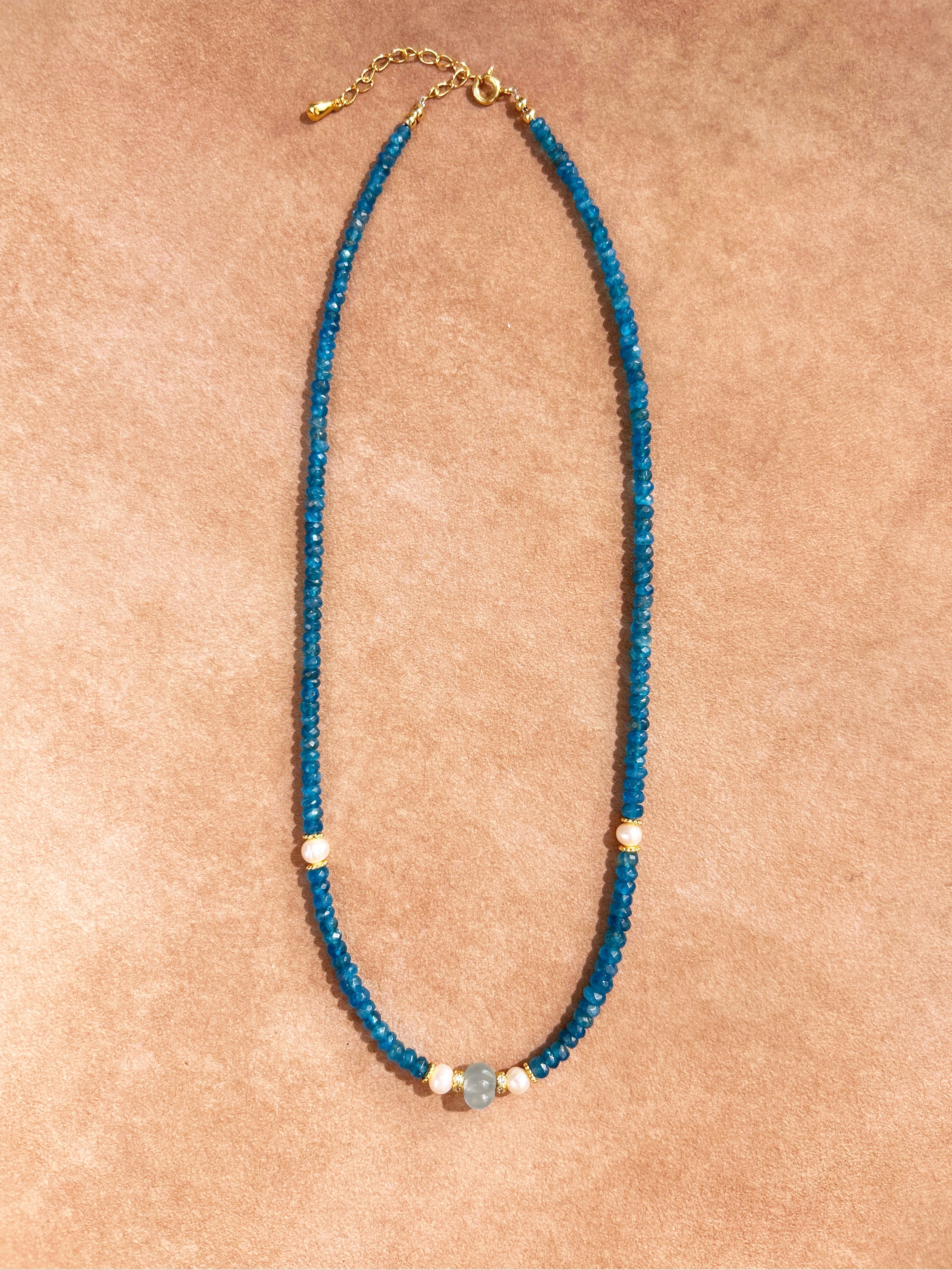 Collier en apatite et citrouille bleu océan