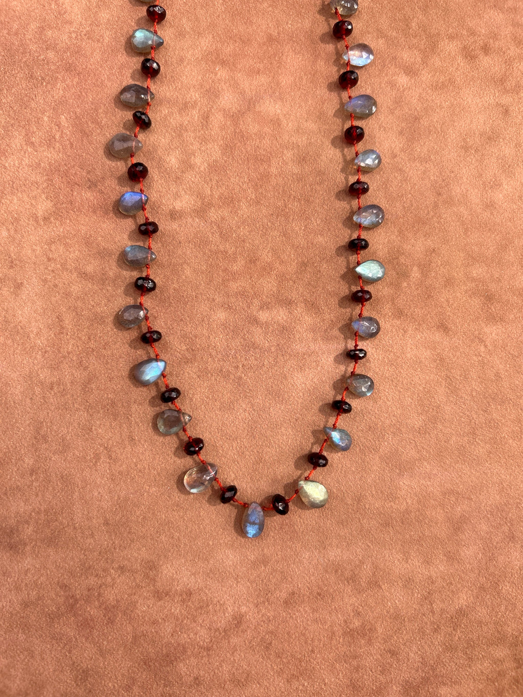 Collier en grenat avec pendentif en Labradorite en forme de goutte d'eau