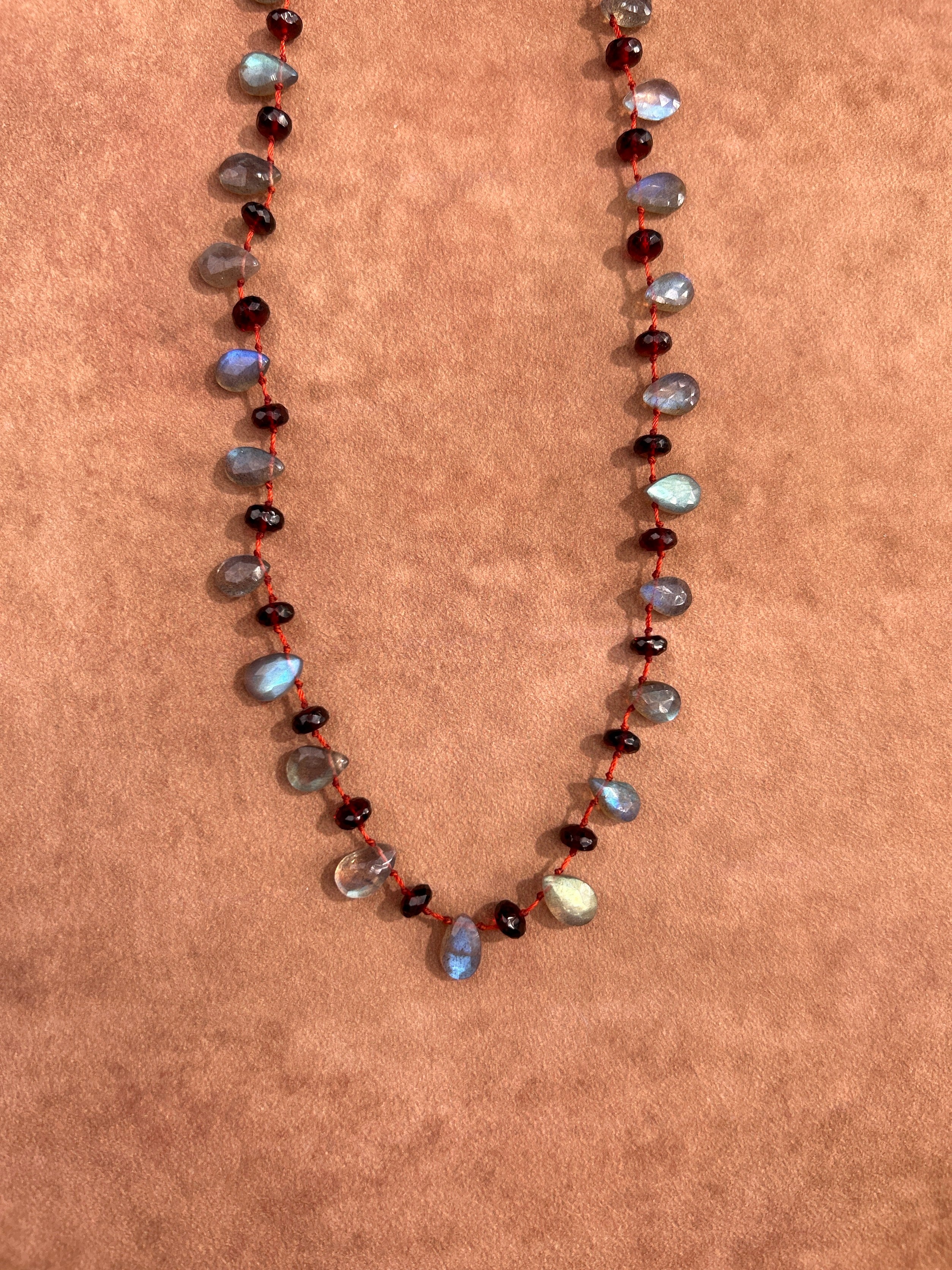 Collier en grenat avec pendentif en Labradorite en forme de goutte d'eau