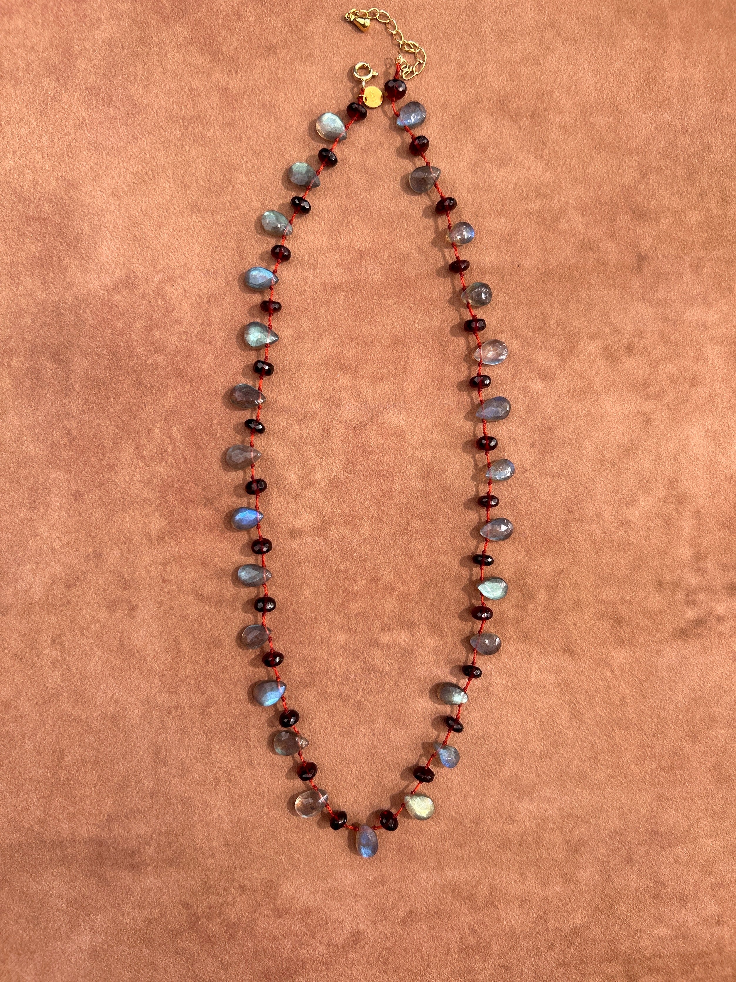 Collier en grenat avec pendentif en Labradorite en forme de goutte d'eau