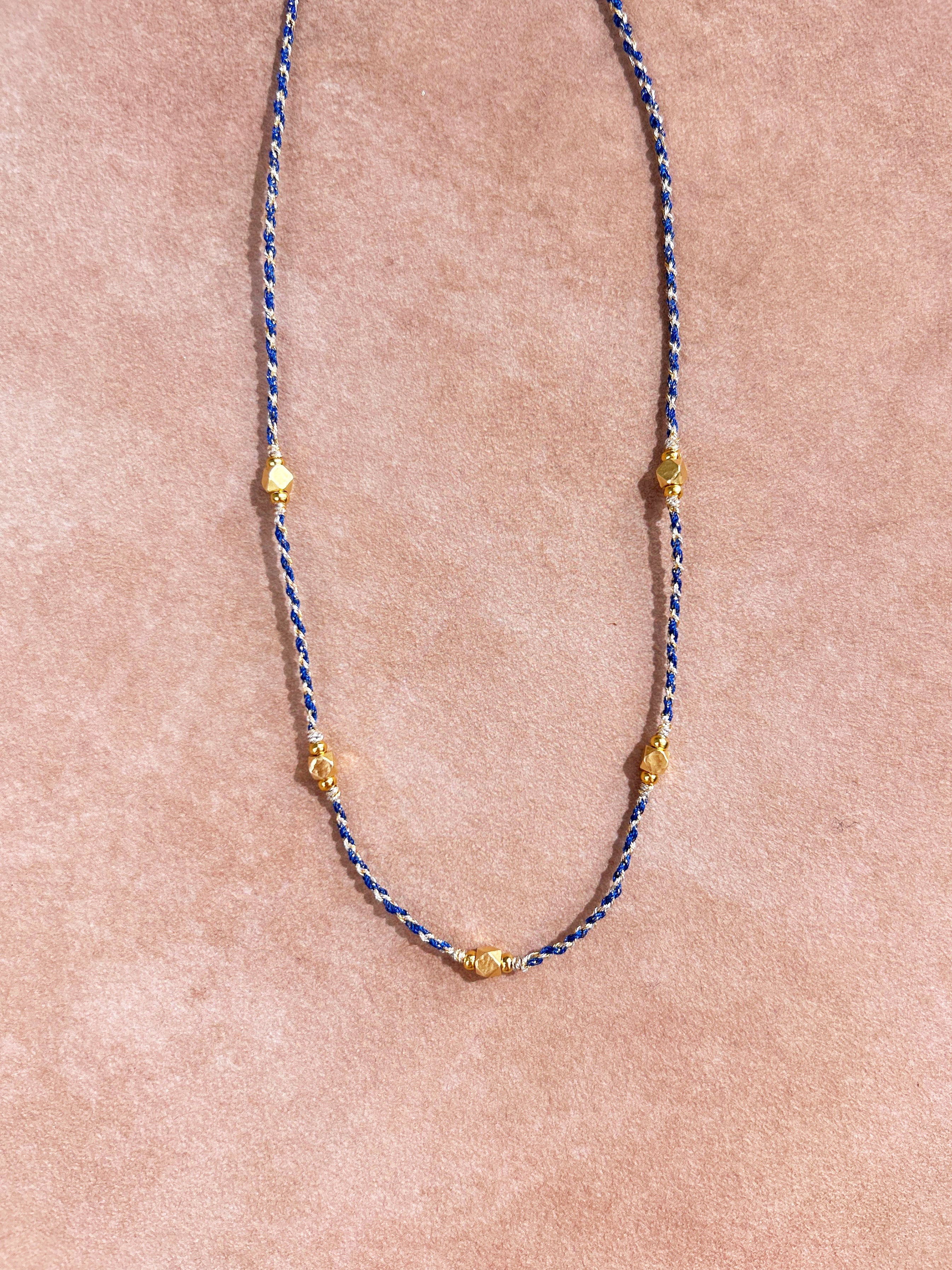 Collier en corde tressée bleu