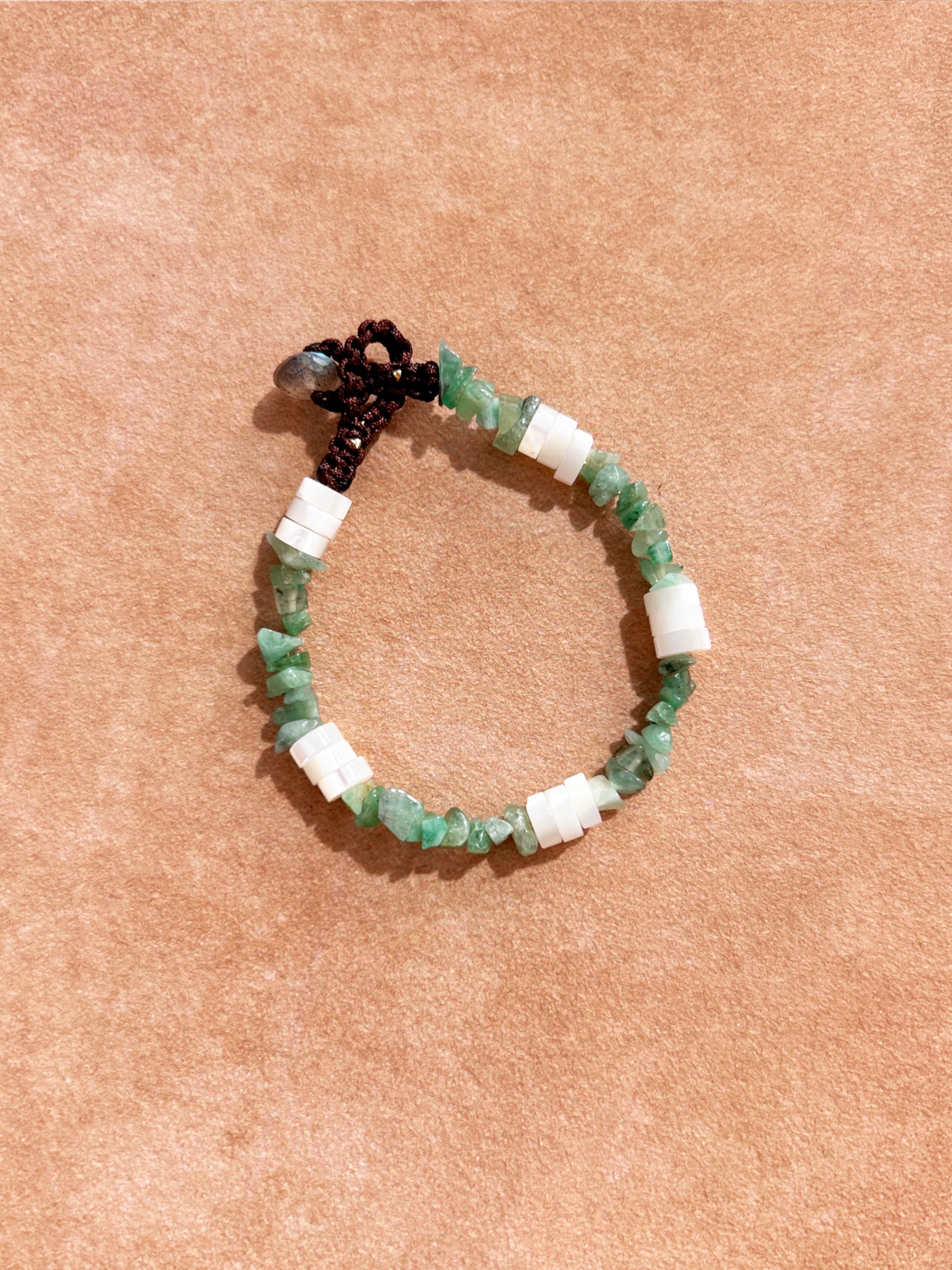 Bracelet en nacre et émeraude