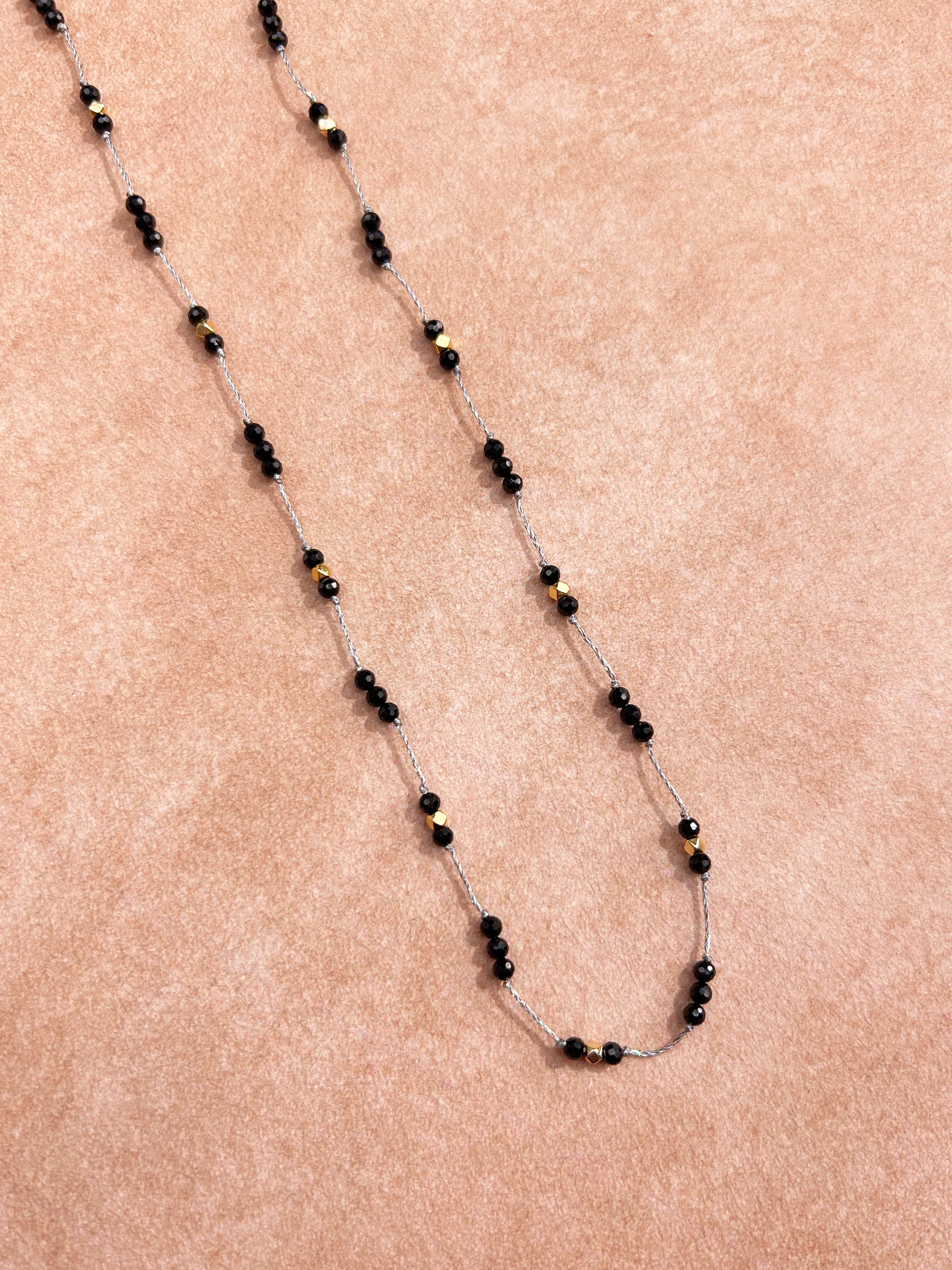 Collier tissé en cristal noir