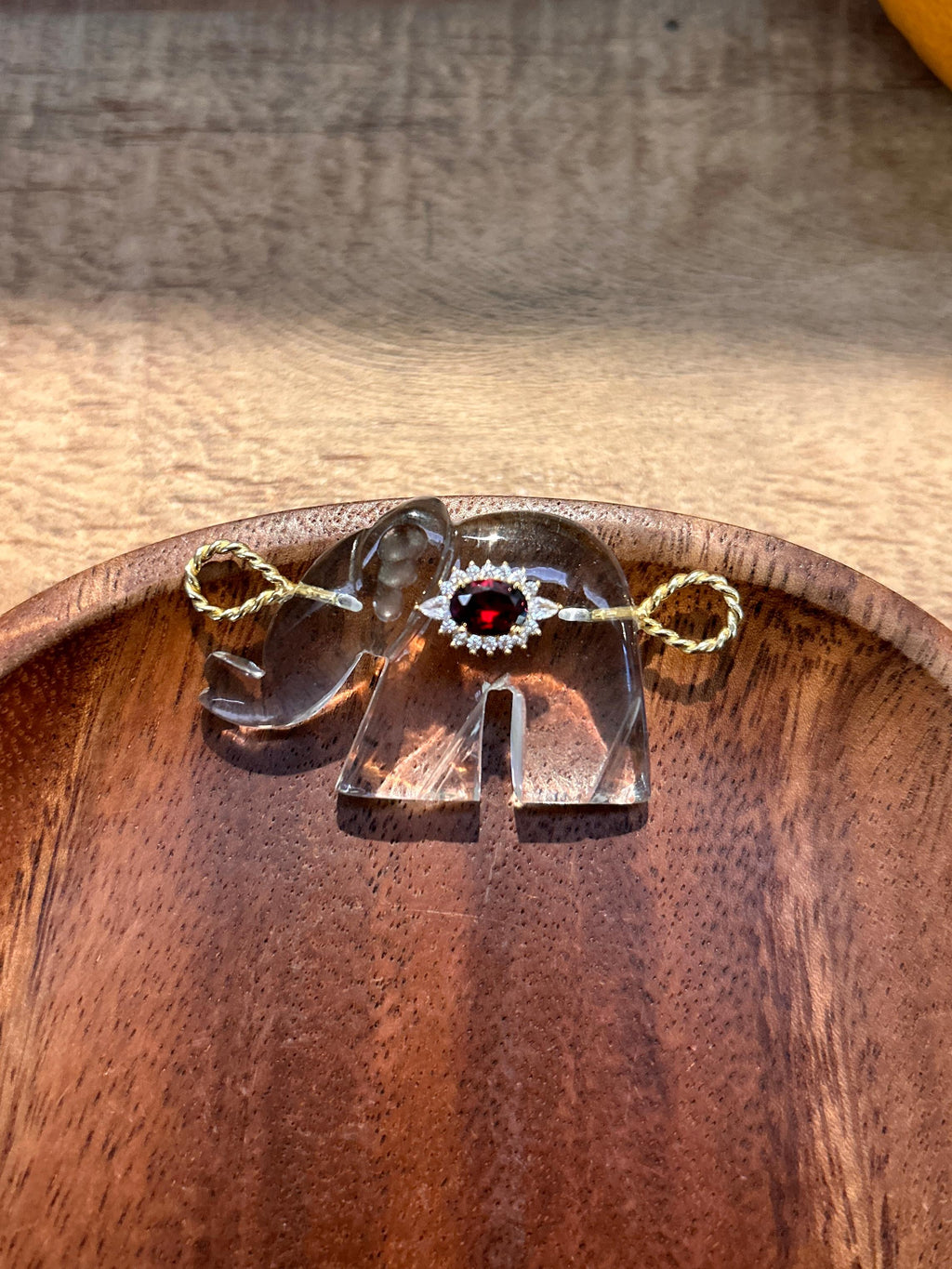 Pendentif petit éléphant spirituel sculpté à la main