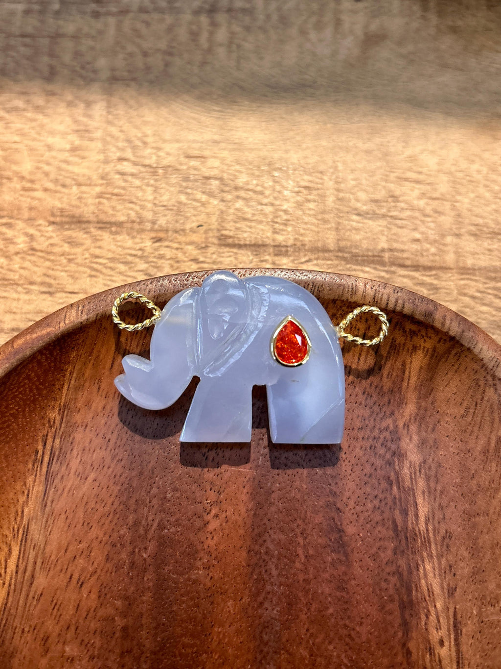 Pendentif petit éléphant spirituel sculpté à la main