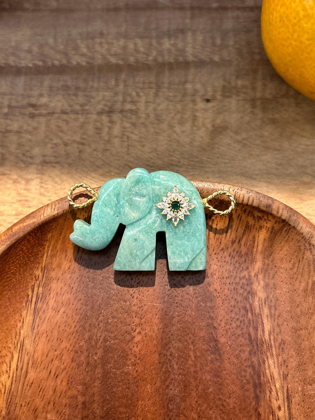 Pendentif petit éléphant spirituel sculpté à la main