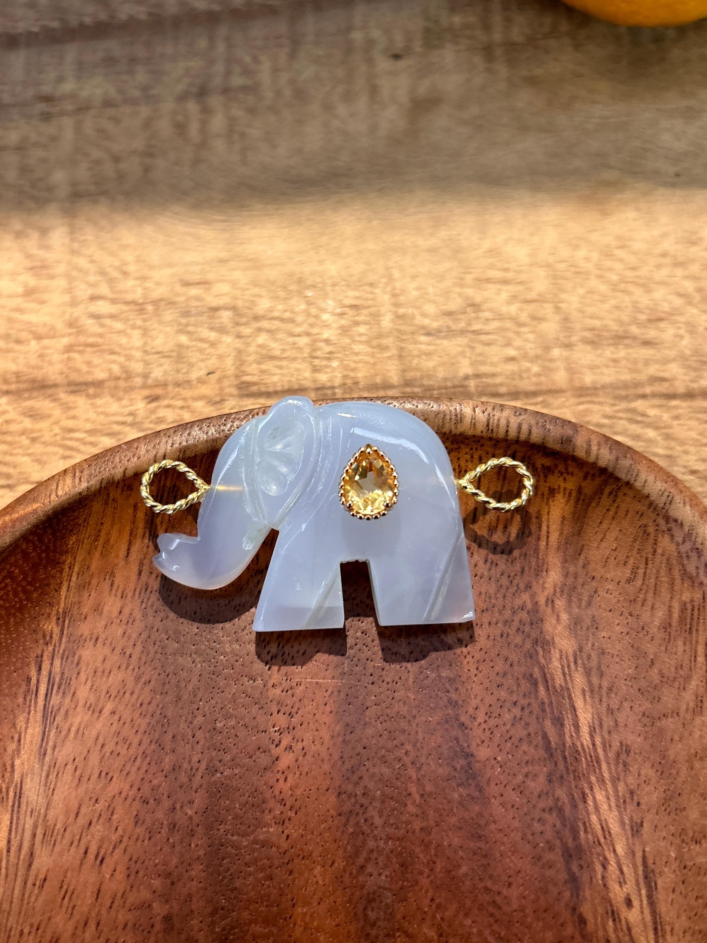 Pendentif petit éléphant spirituel sculpté à la main