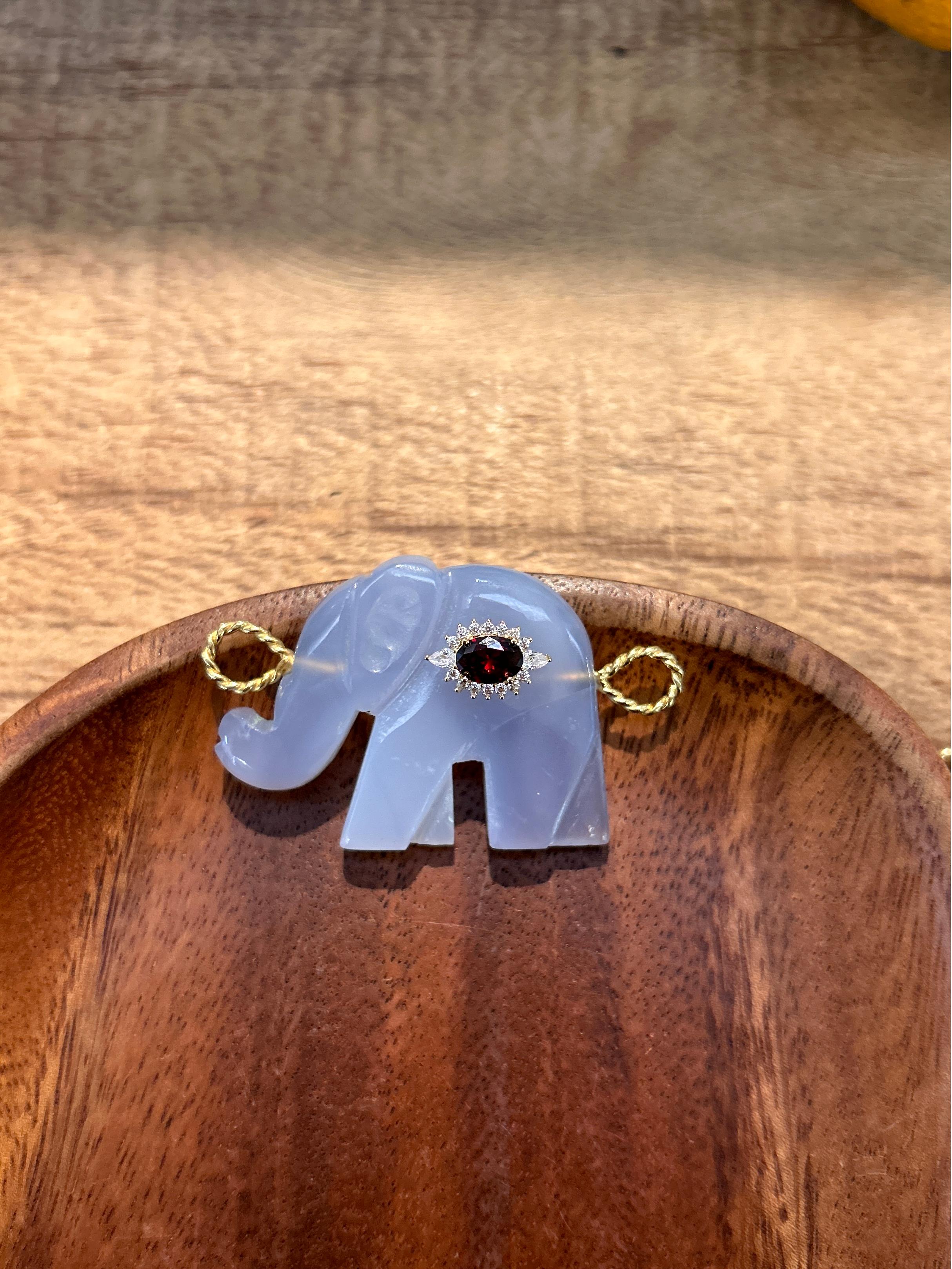 Pendentif petit éléphant spirituel sculpté à la main