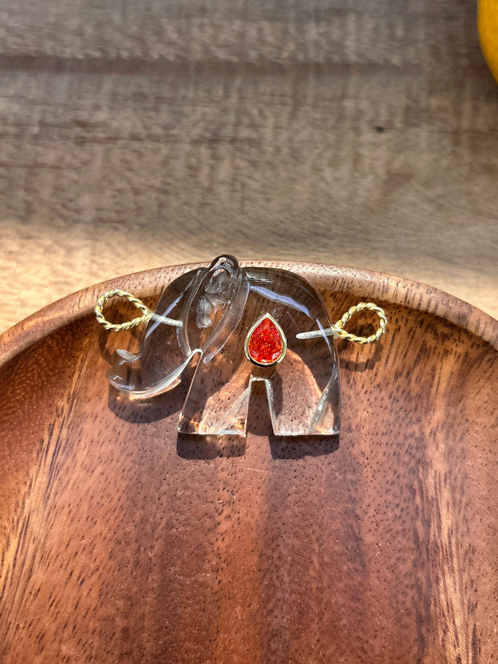 Pendentif petit éléphant spirituel sculpté à la main