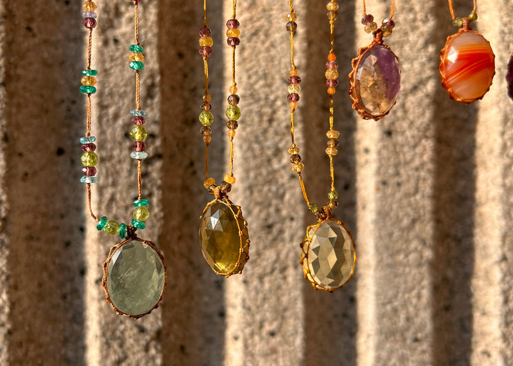 Collier de la série "Pierre de Chance"--Pierre de Lune Noire (ou « Rainbow Moonstone »)