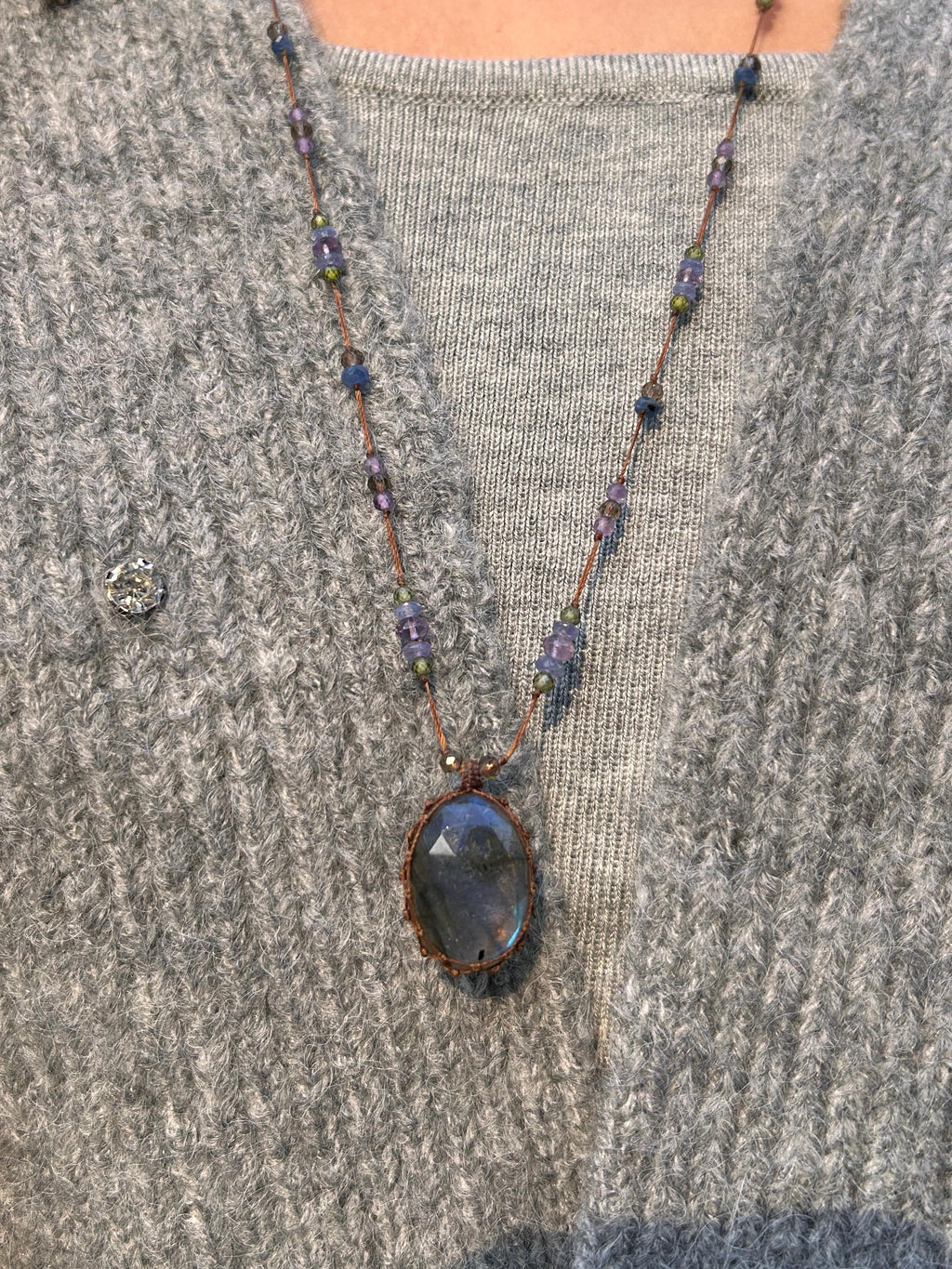 Collier de la série "Pierre de Chance"--Pierre de Lune Noire (ou « Rainbow Moonstone »)