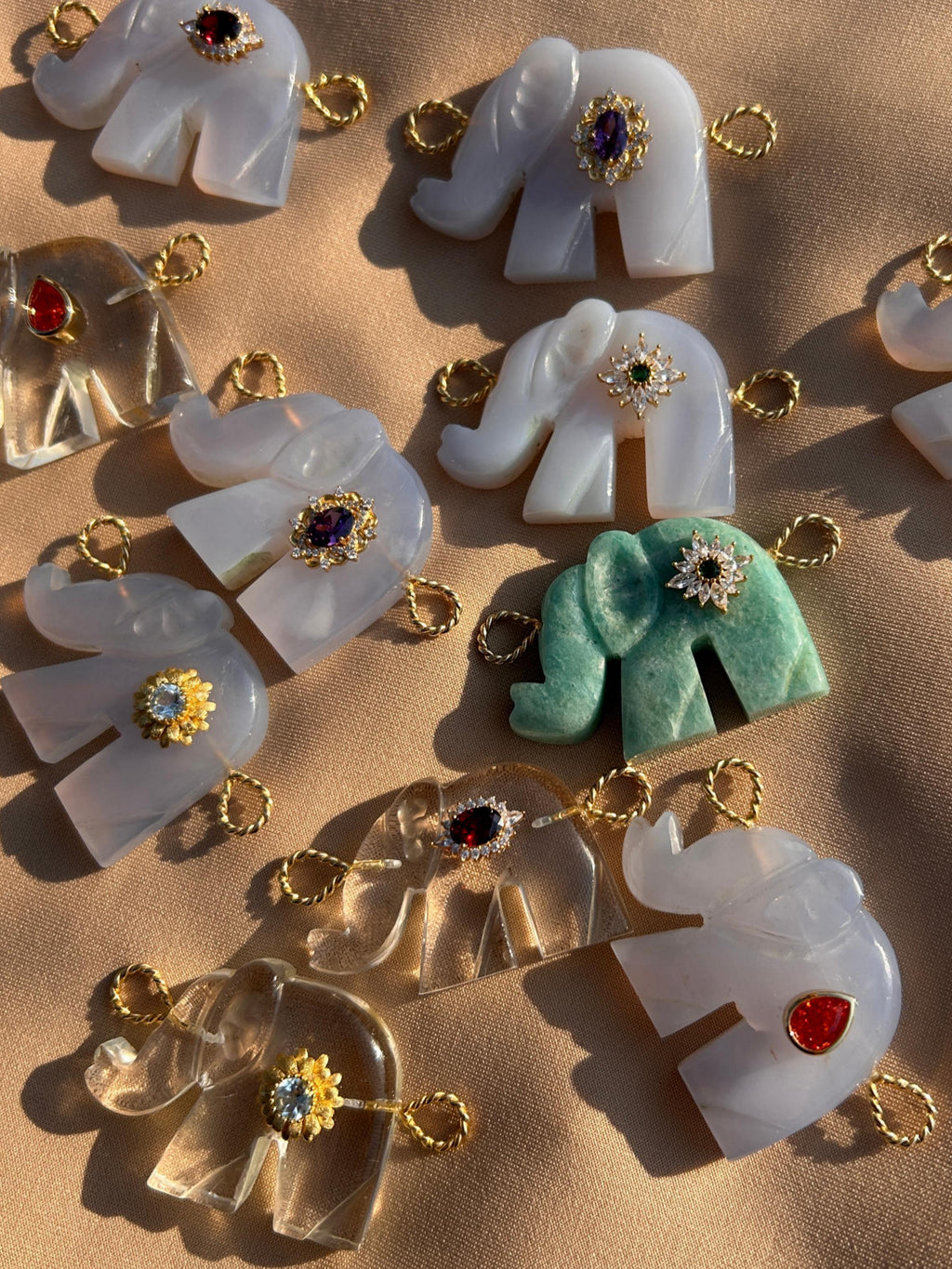 Pendentif petit éléphant spirituel sculpté à la main