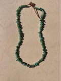 Collier en émeraudes brisées