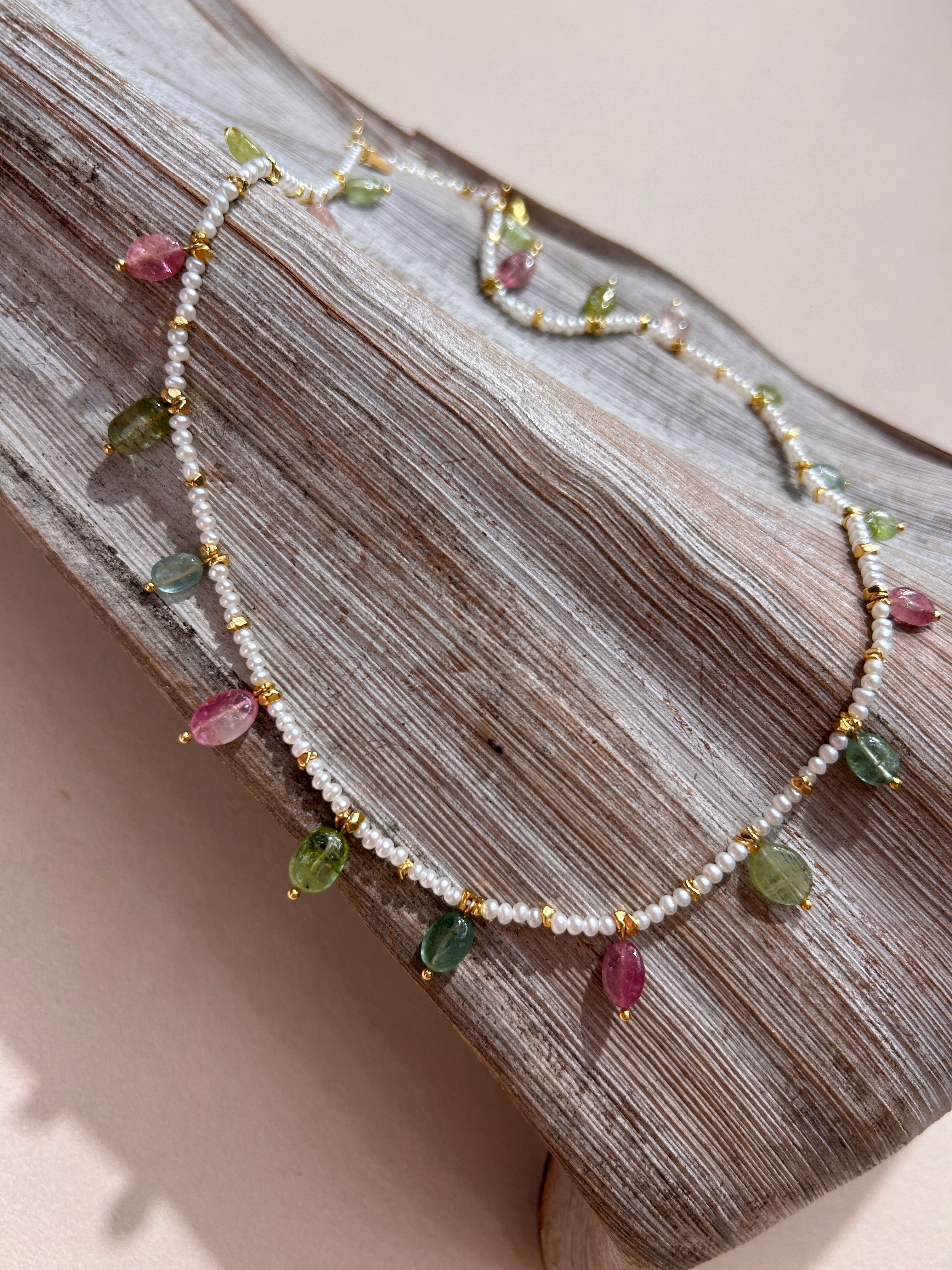 Collier de perles avec pendentif en tourmaline