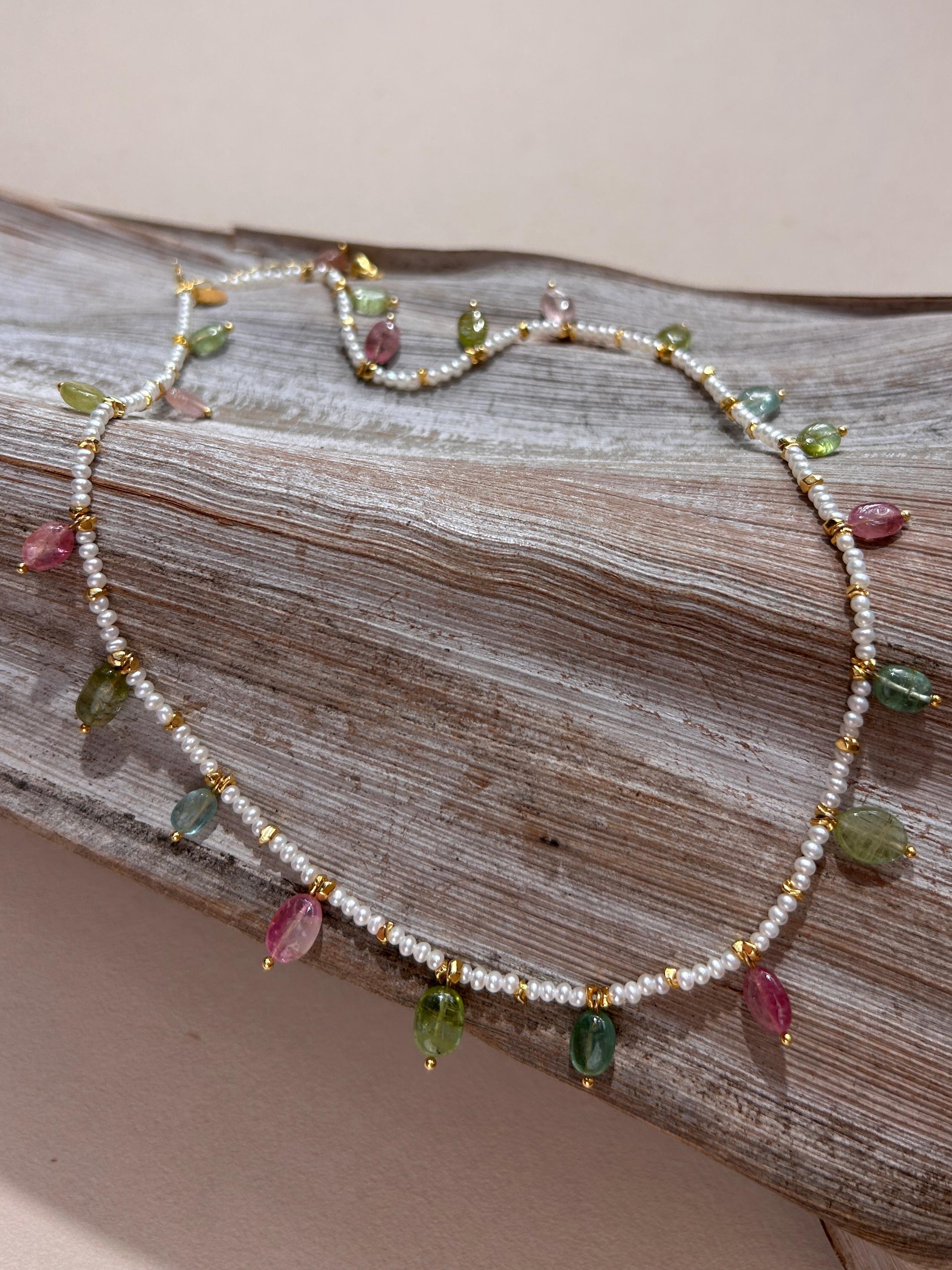 Collier de perles avec pendentif en tourmaline
