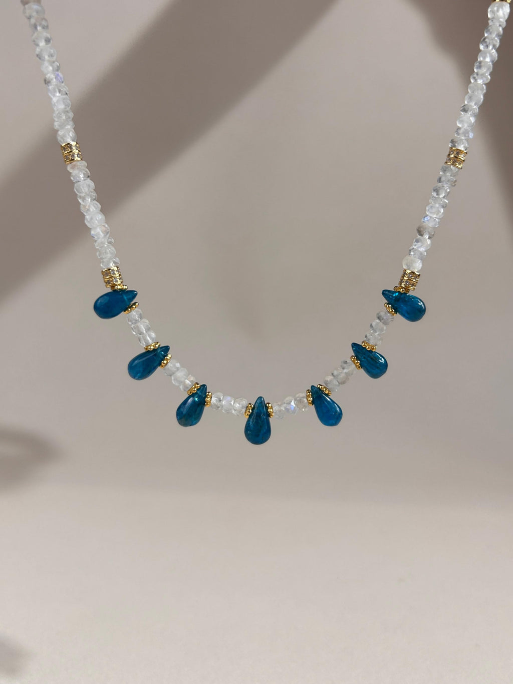 GOUTTE D'ANNECY Collier en pierre de lune avec gouttes d'apatite